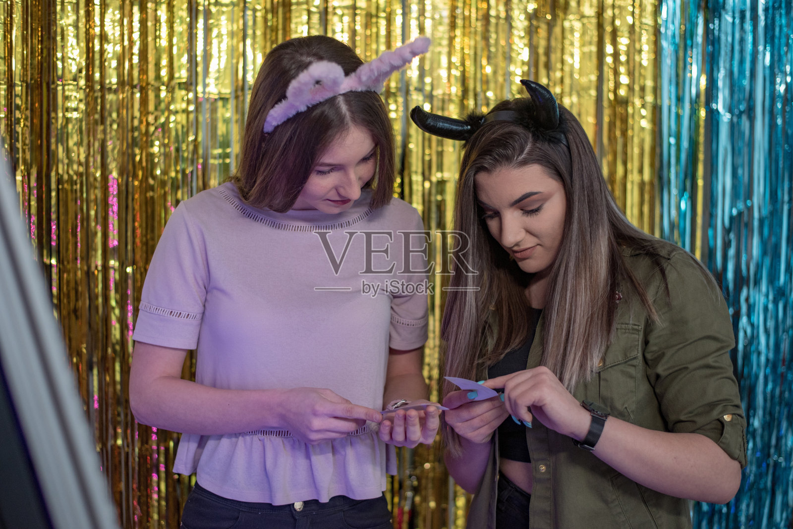 朋友们玩自拍镜照片摄影图片