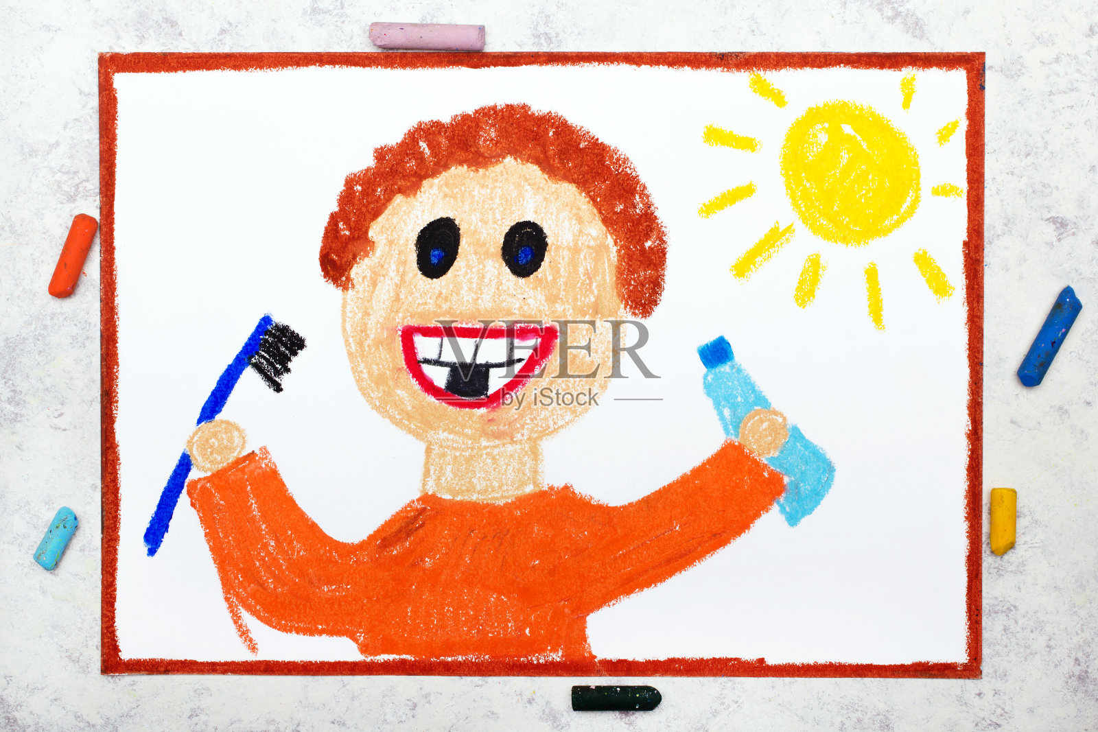 彩色图画照片:小男孩微笑着刷牙。手里拿着牙膏和牙刷的男孩照片摄影图片