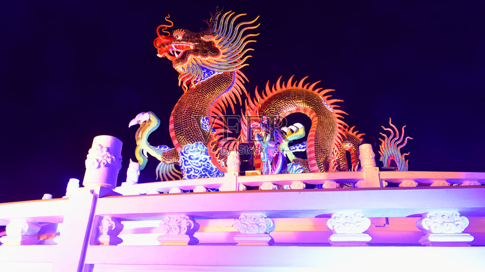 泰国那空沙旺市游客来参观中国新年元宵节，中国新年，中国龙灯照片摄影图片