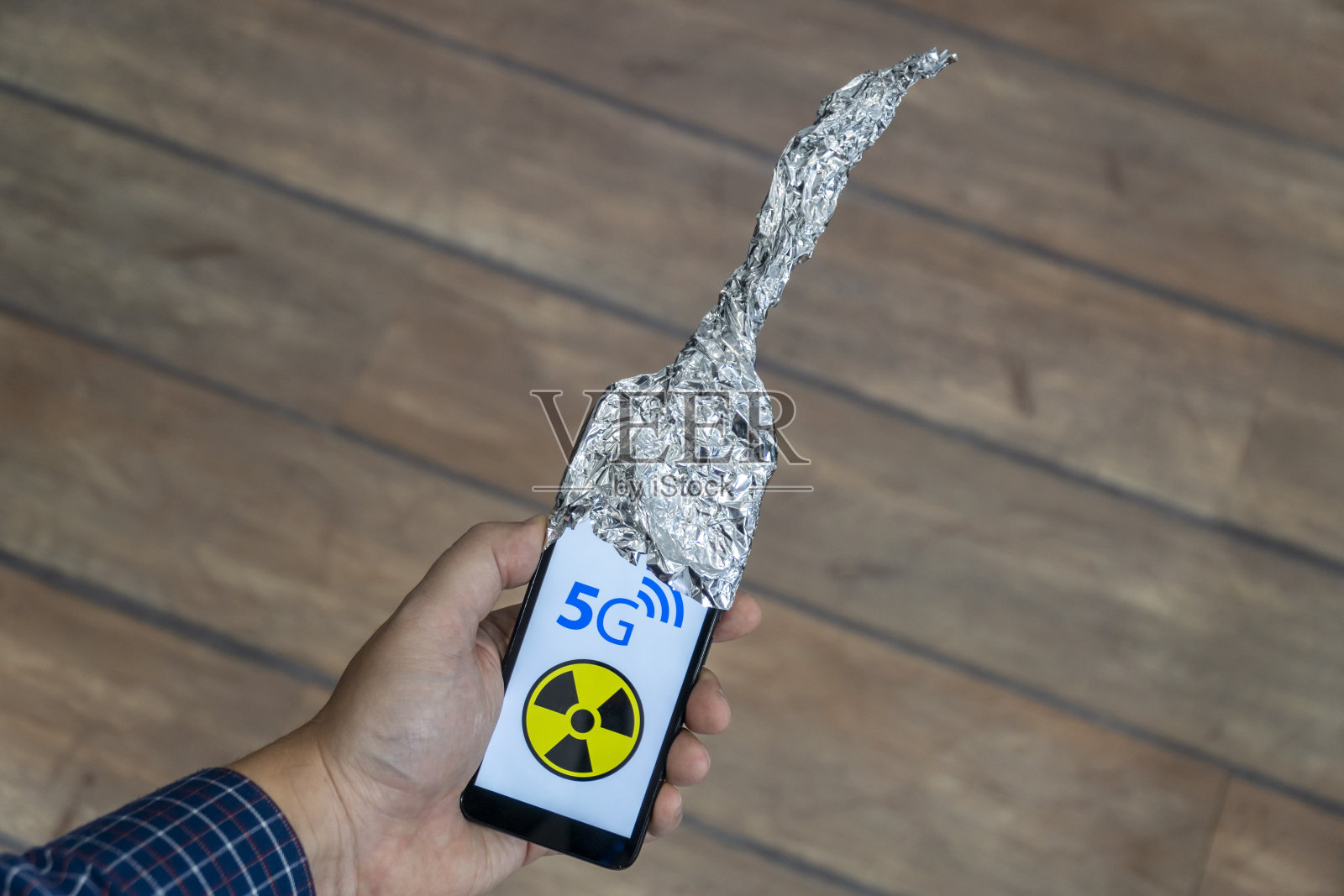 带有铝箔天线的5g智能手机照片摄影图片