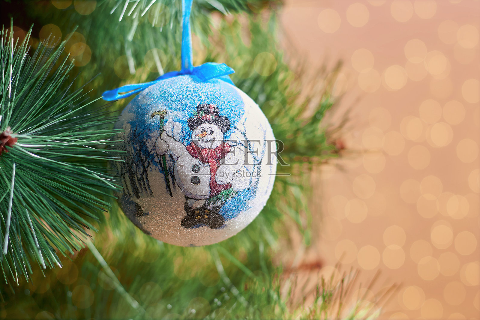 球挂在冷杉树枝上，圣诞树上的玩具，刺眼照片摄影图片