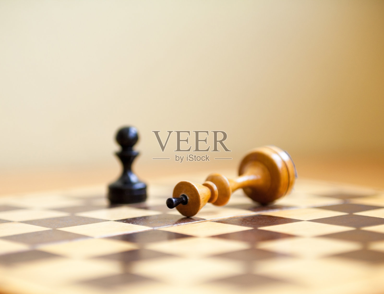 Pawn战胜了国王。棋子。照片摄影图片