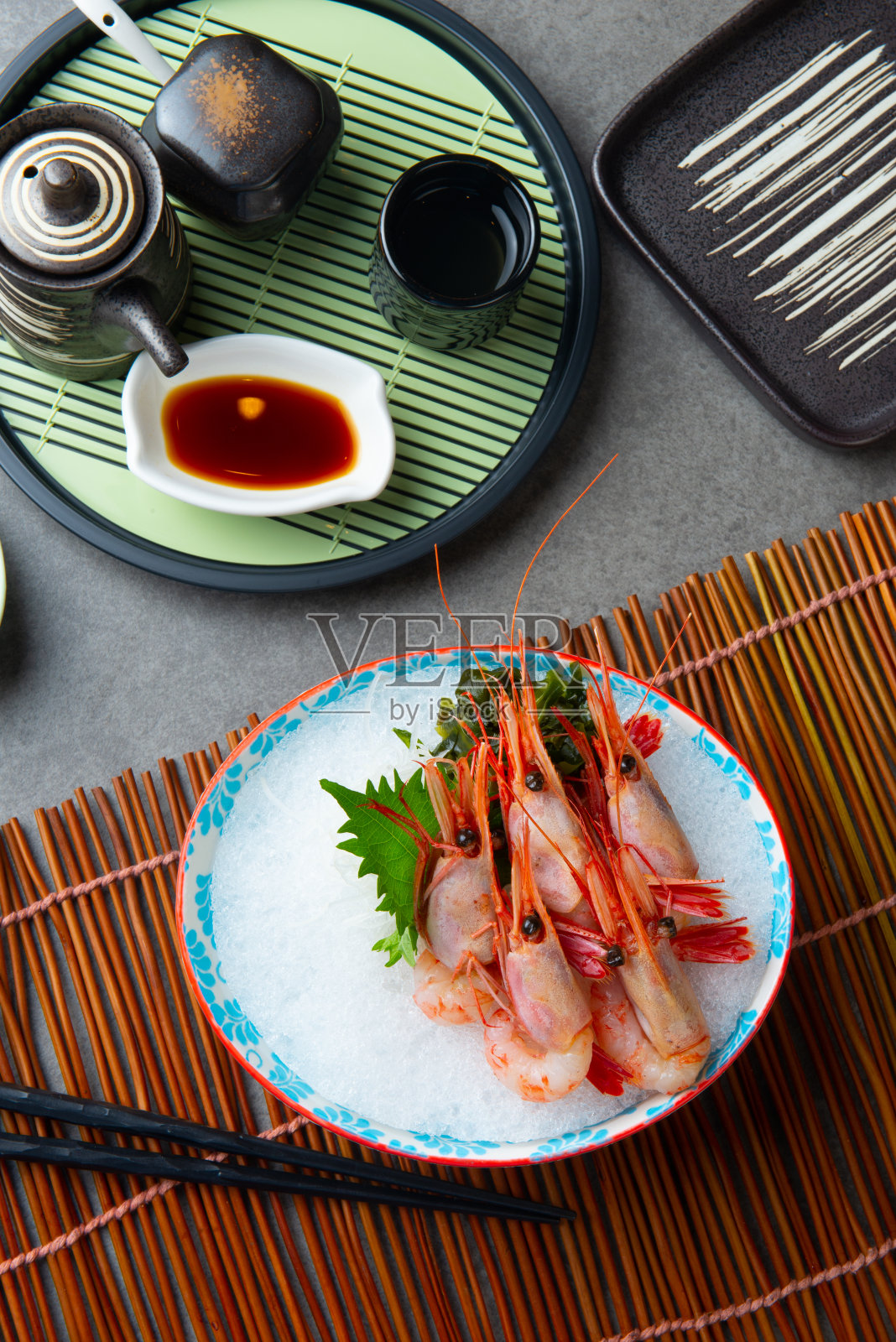 亚洲餐厅的冷虾生鱼片照片摄影图片