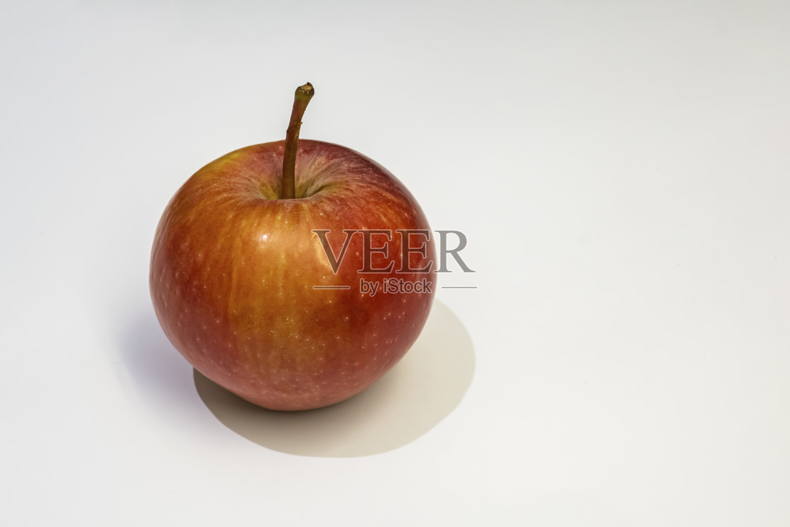 靠近红色的苹果在白色的背景照片摄影图片