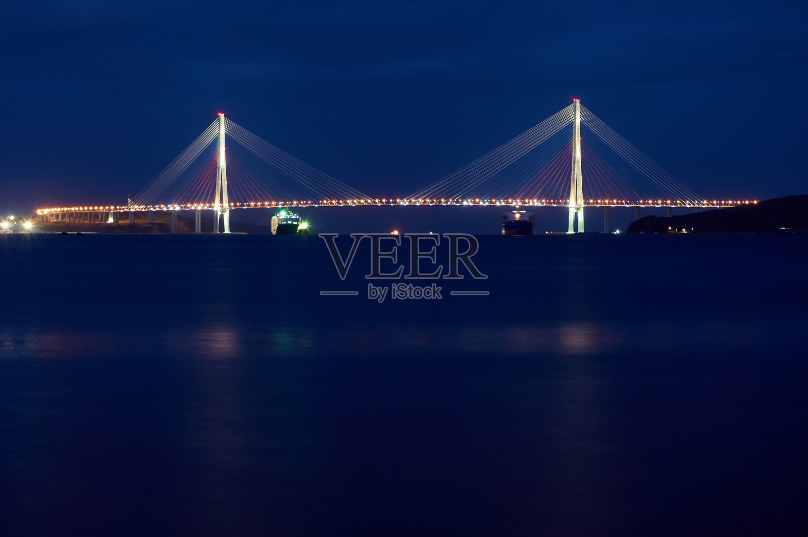 俄罗斯海参崴大桥。照片摄影图片