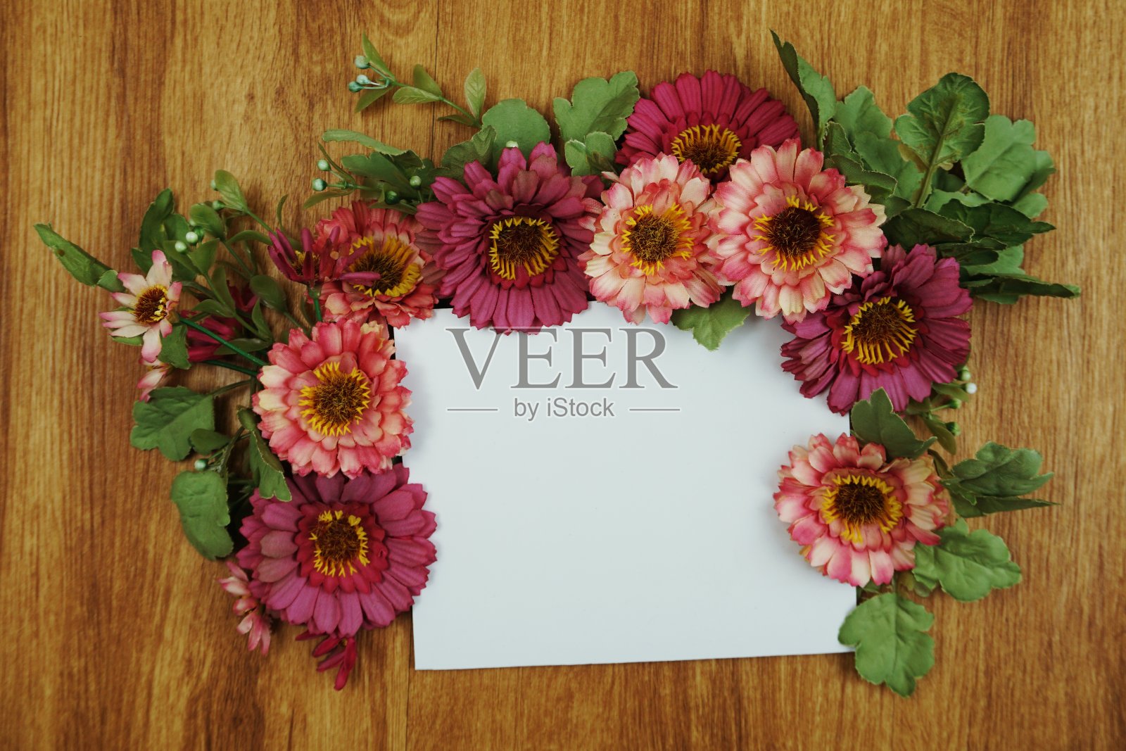 平铺的花和空间副本上的木制背景照片摄影图片