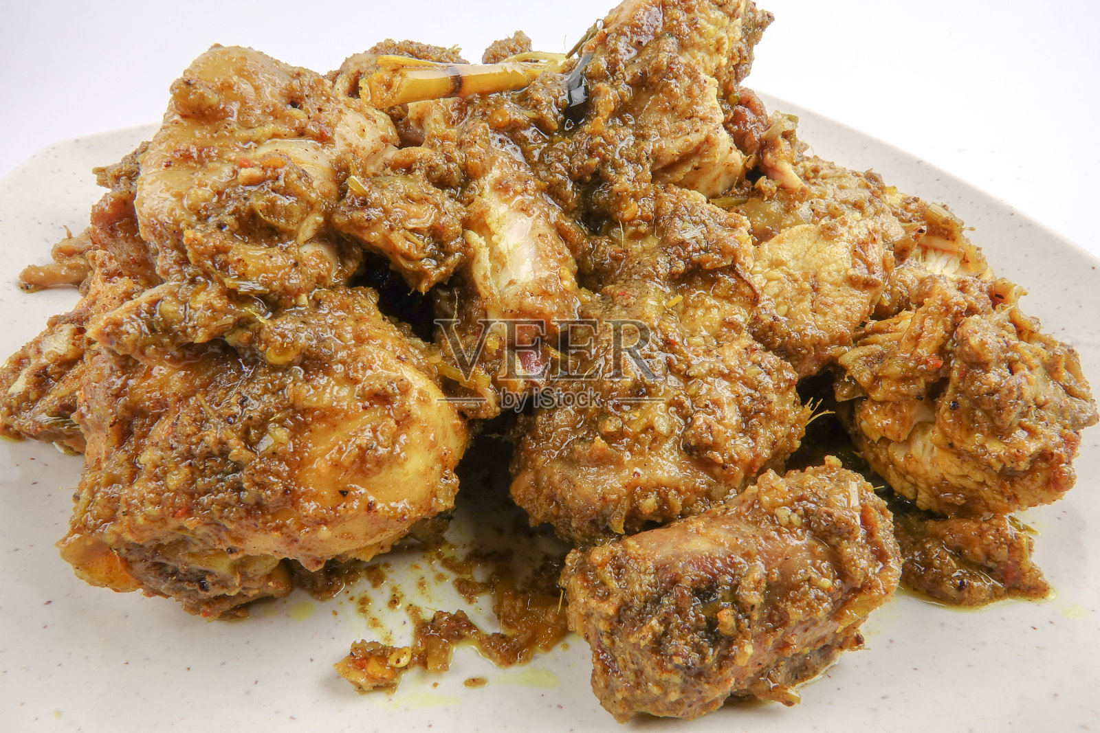 印度风味咖喱鸡肉仁当，配上辣酱和辣椒照片摄影图片