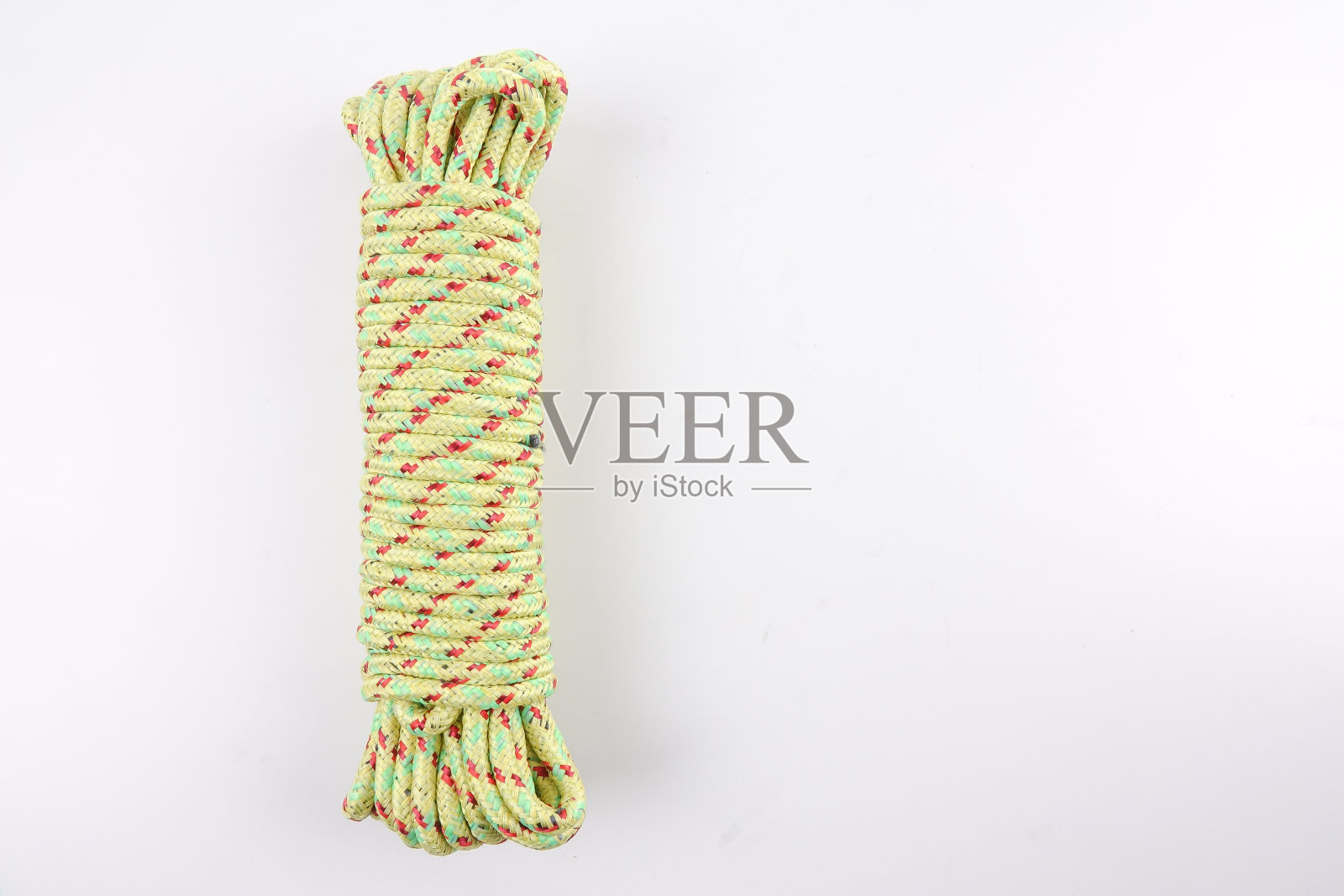 不同颜色的绳索孤立在白色背景上。照片摄影图片