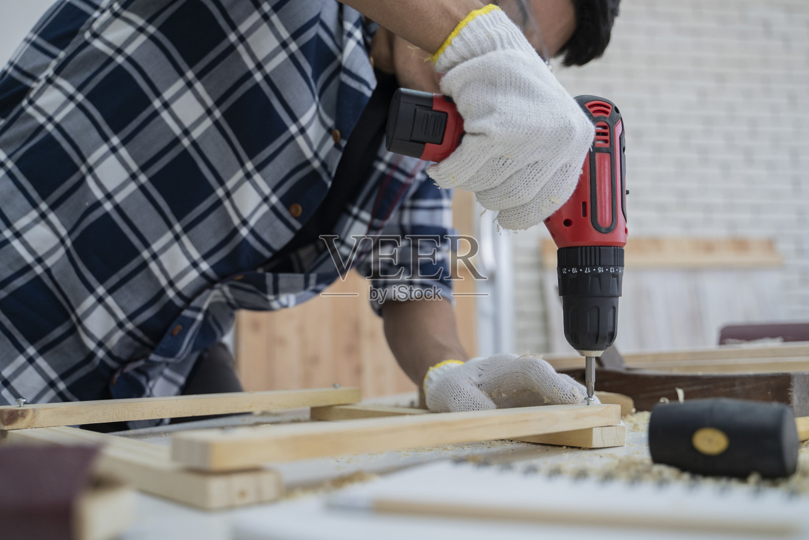 木匠使用电动螺丝刀钻孔照片摄影图片