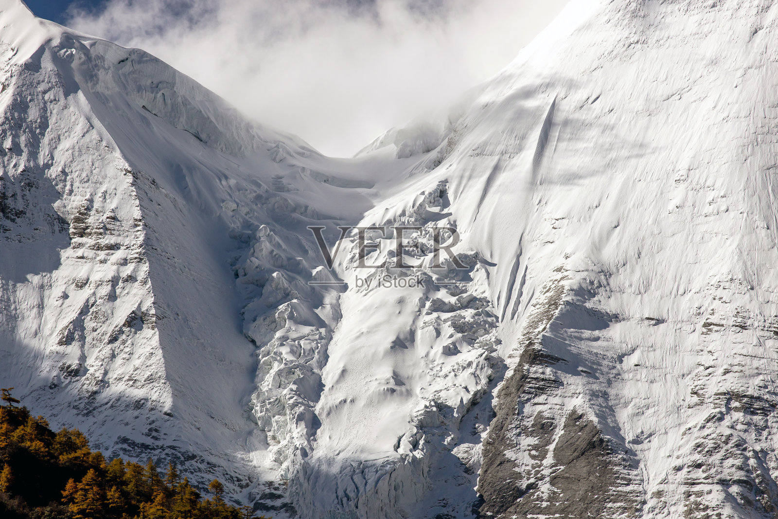 五彩缤纷的秋林和雪山在亚丁自然保护区，最后的香格里拉照片摄影图片