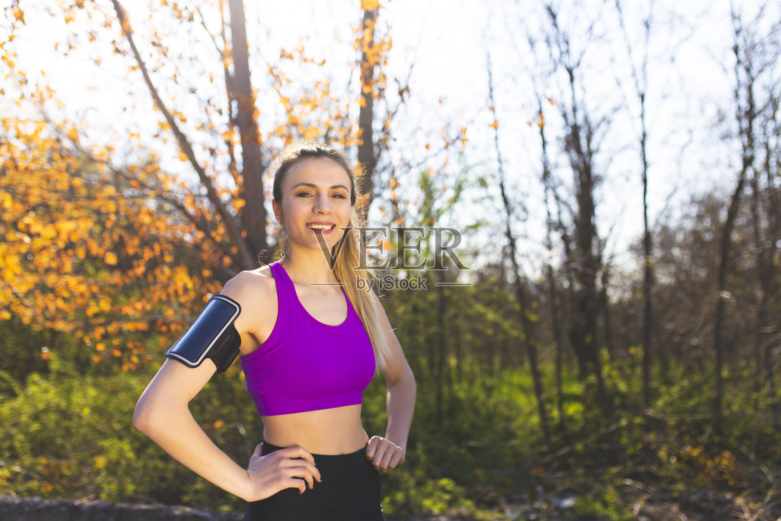 快乐的年轻女子在大自然中做运动照片摄影图片