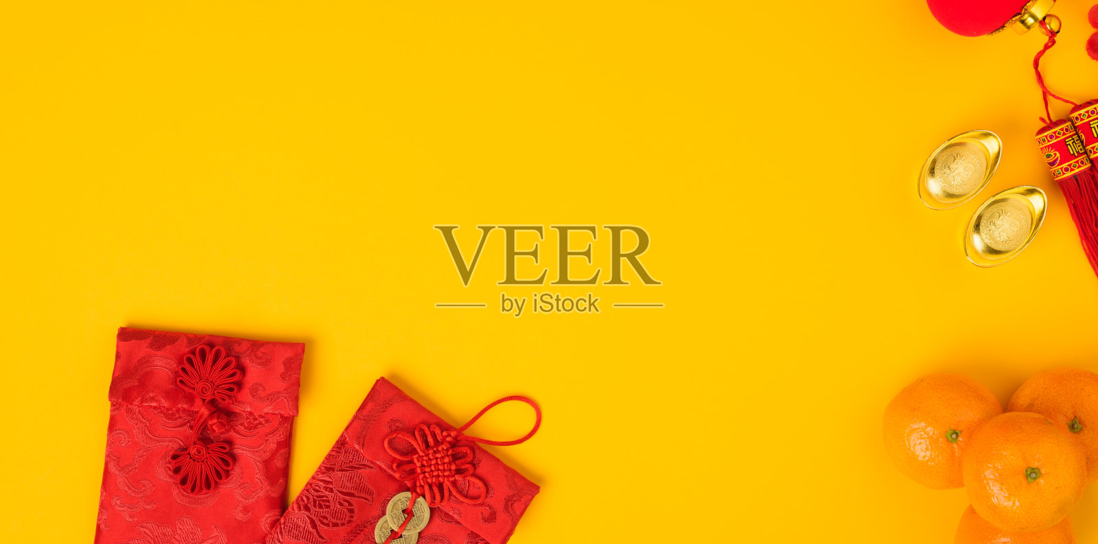 农历新年喜庆概念，平铺俯视图，喜庆春节用红包和金元宝(字“福”意指财富、祝福)照片摄影图片