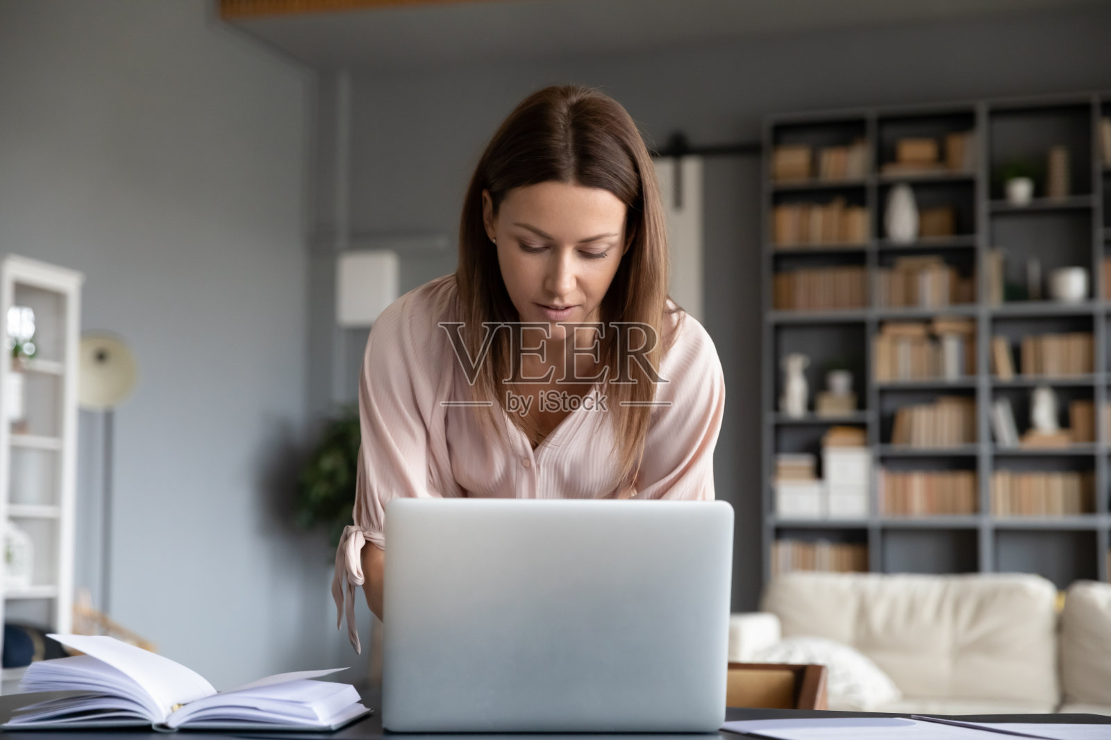 年轻女子使用现代笔记本电脑打字照片摄影图片
