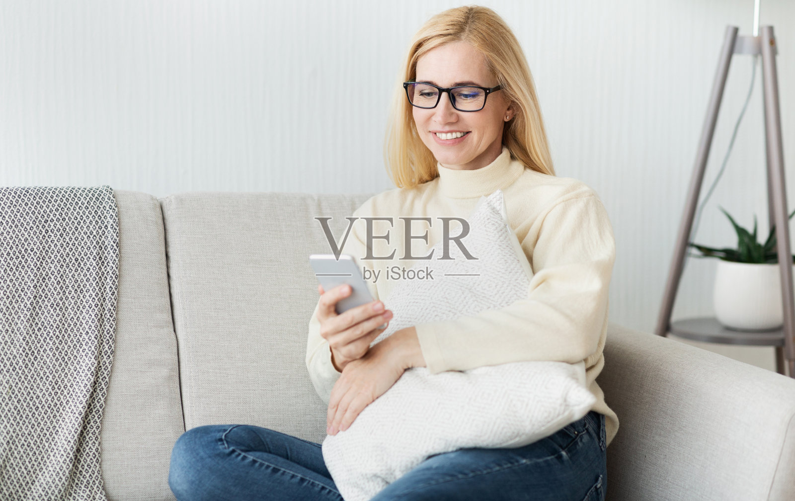 新用户兴奋的女人使用智能手机照片摄影图片