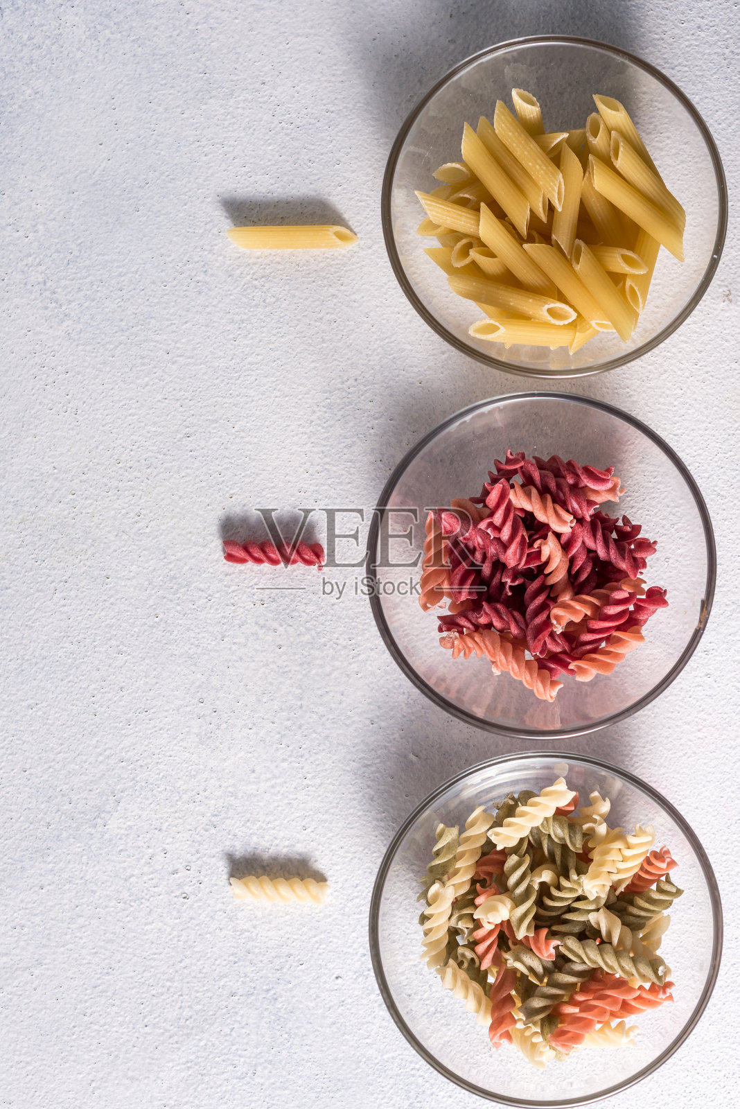 素食健康意面，垂直背景。拷贝空间素食。美味的意大利面照片摄影图片