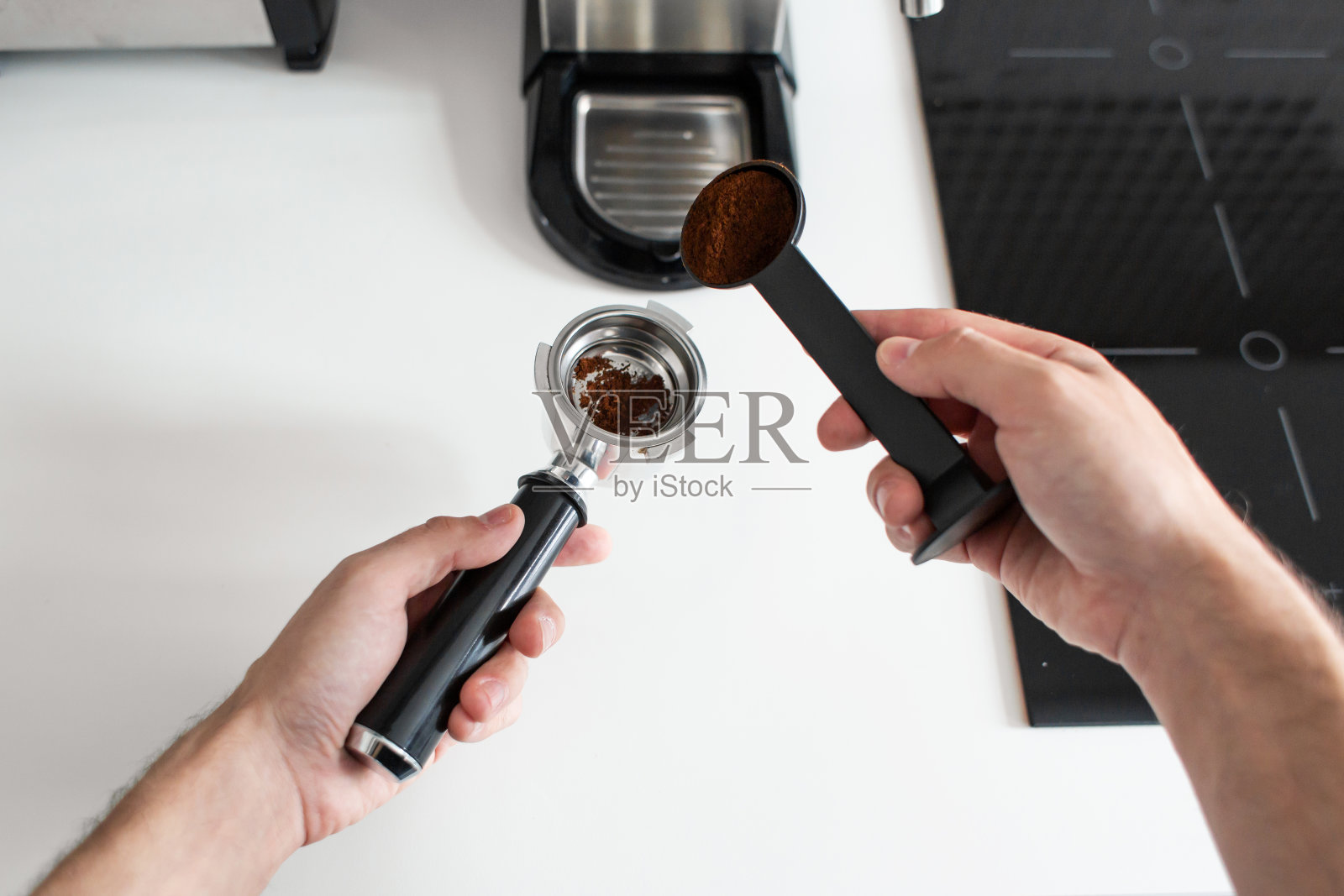 男人用咖啡机制作美味的咖啡照片摄影图片