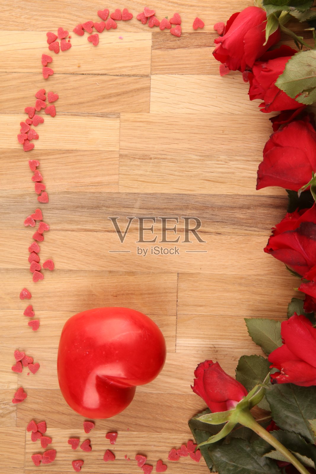 花组成。玫瑰花，五彩纸屑做成的框架。情人节的背景。照片摄影图片