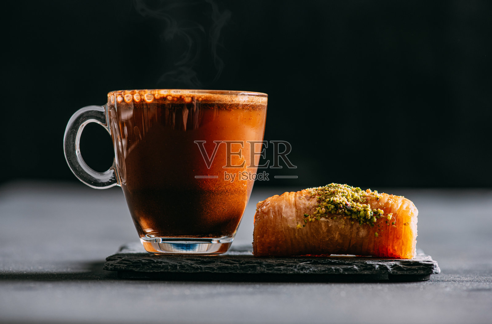 传统的土耳其果仁酥和咖啡照片摄影图片