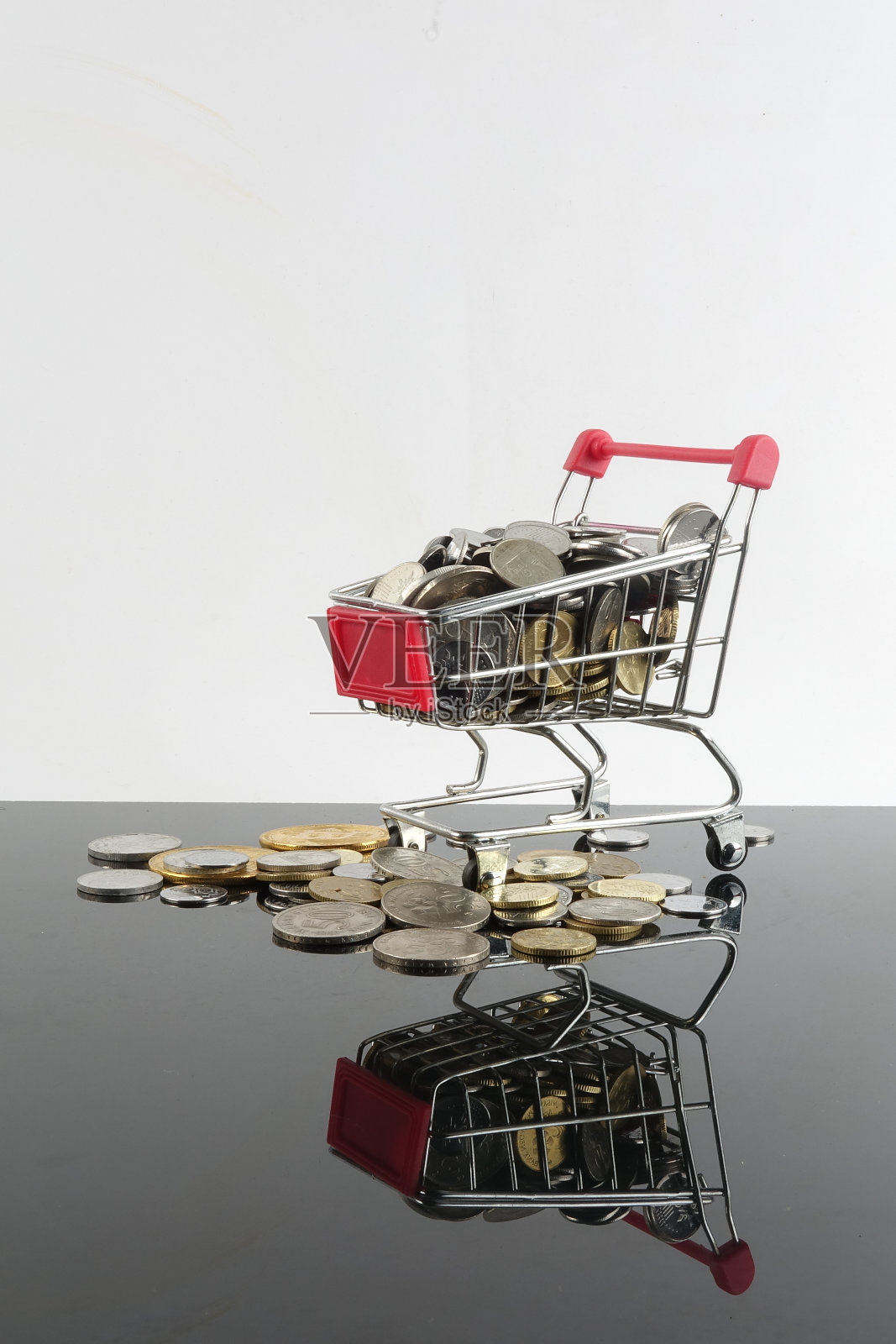 电车和硬币孤立在白色反射。销售与购物概念照片摄影图片