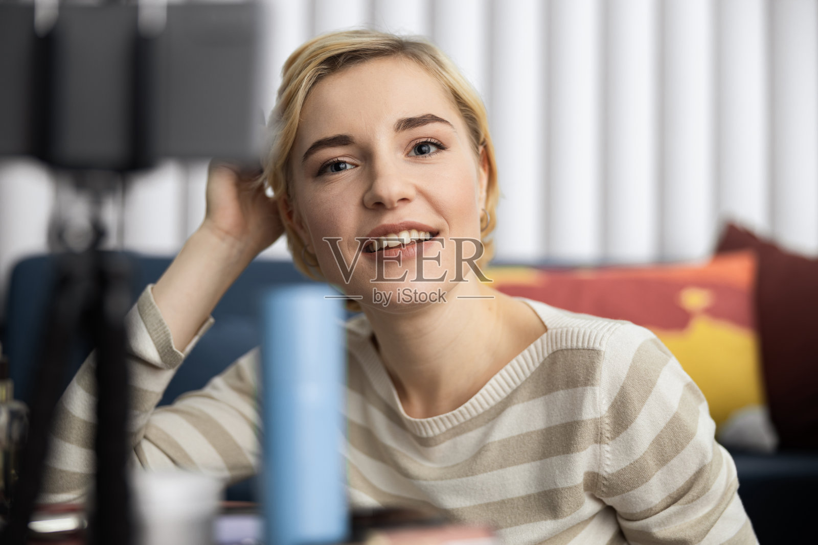 微笑的漂亮女人坐在客厅里照片摄影图片