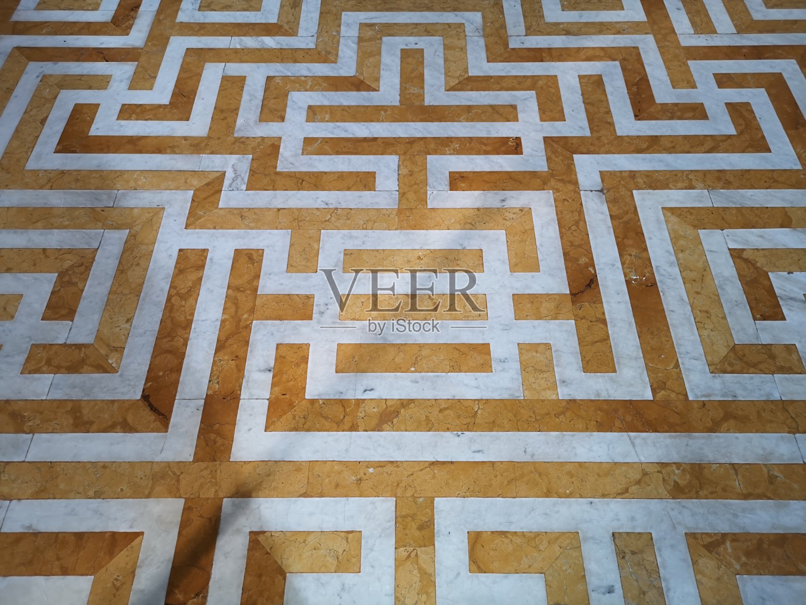 迷宫般的地板图案与白色和棕色大理石照片摄影图片