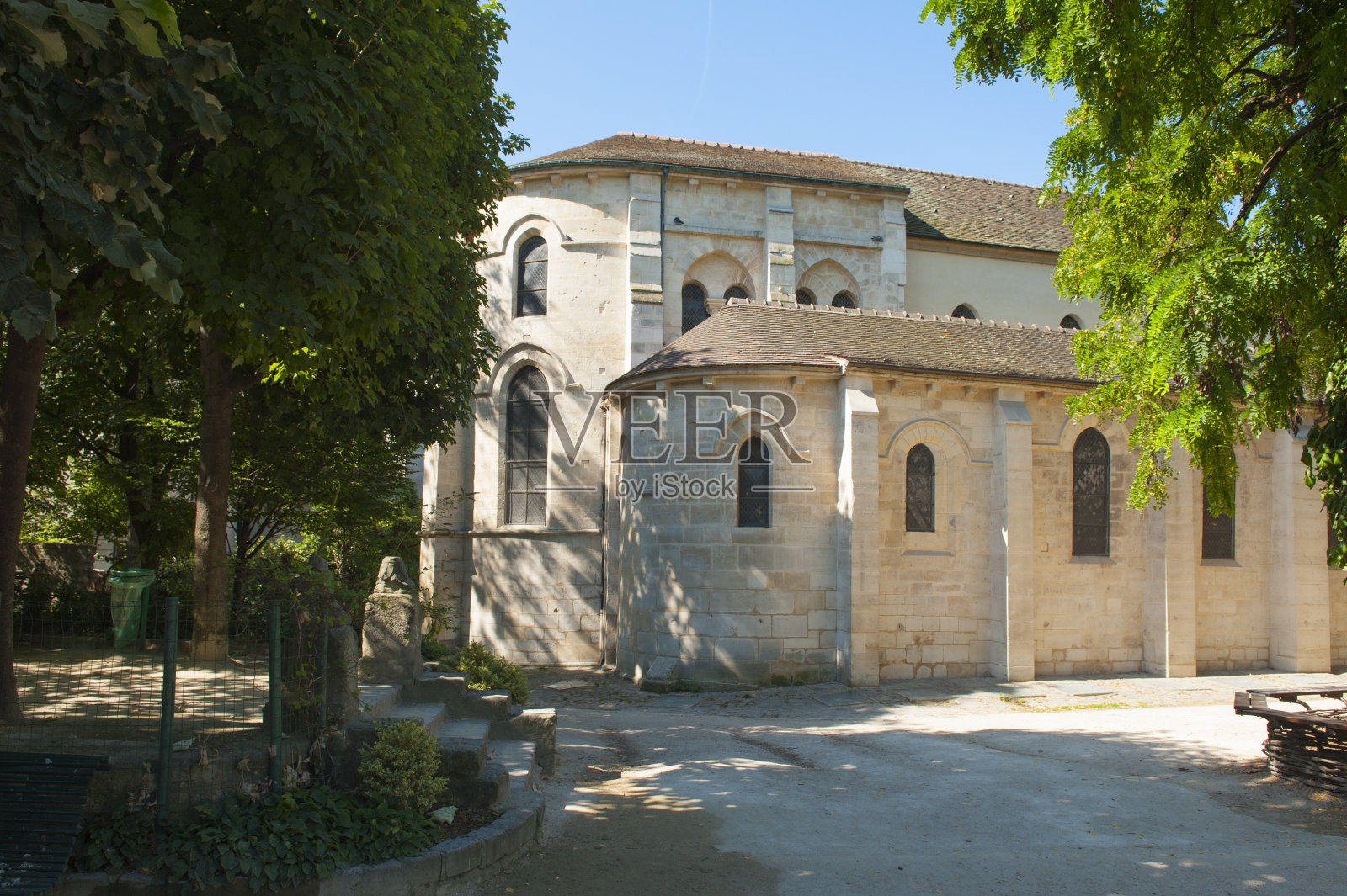 巴黎的圣朱利安-普尔教堂照片摄影图片