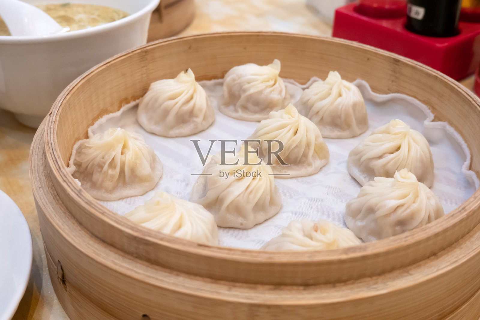 小笼包、汤圆、包子和筷子在餐馆(传统的中国食物)在台湾台北照片摄影图片