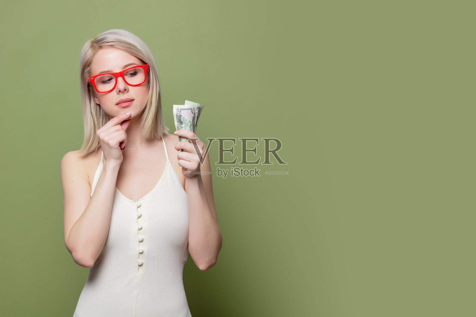 戴眼镜的金发美女和钱照片摄影图片