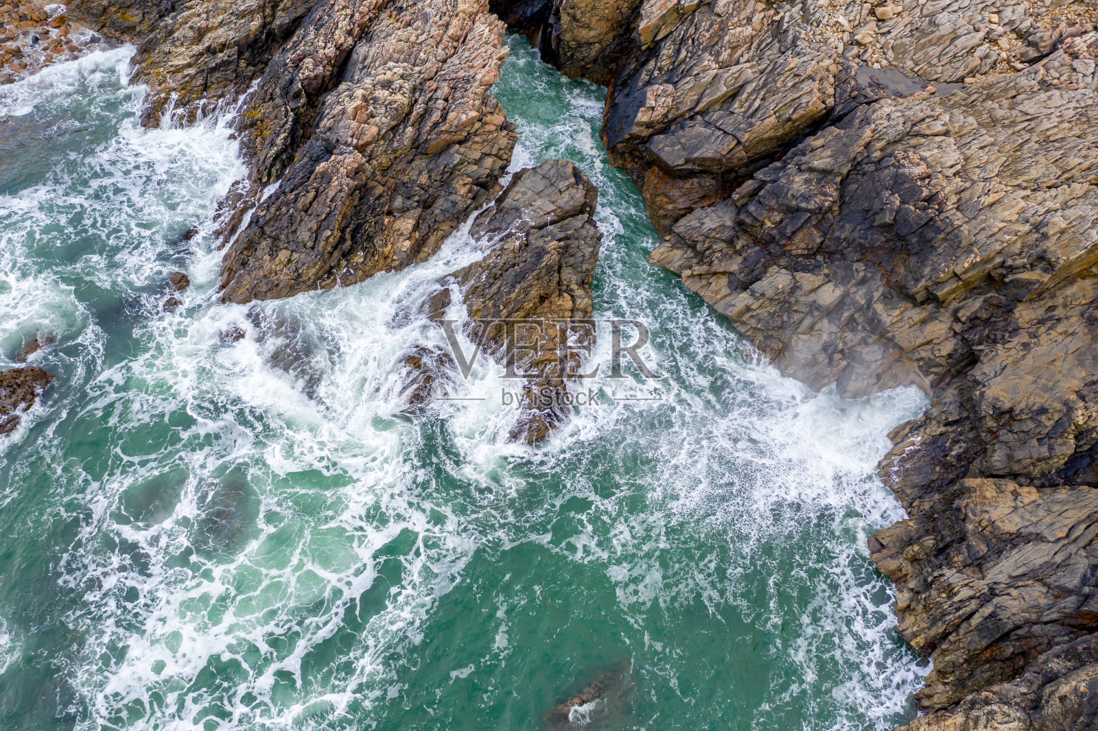 大西洋的海浪拍打着爱尔兰多尼戈尔海岸的岩石照片摄影图片