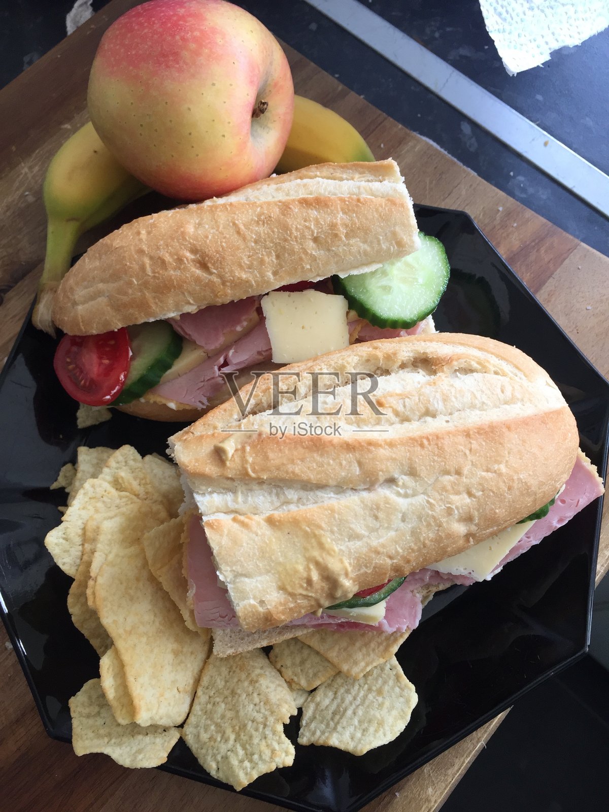 芝士火腿沙拉法棍面包照片摄影图片