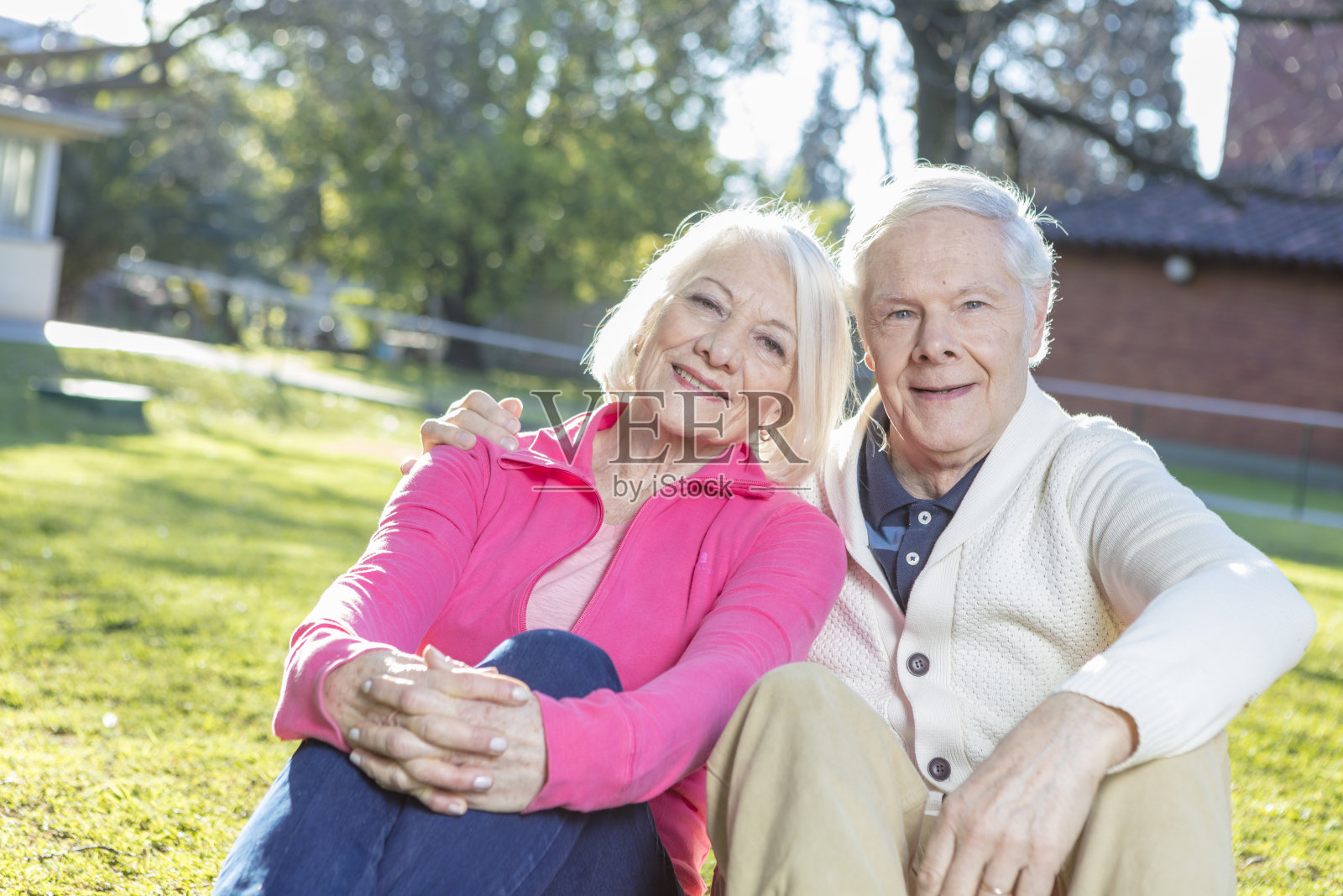 老年夫妇在花园草地上享受夏日日落照片摄影图片