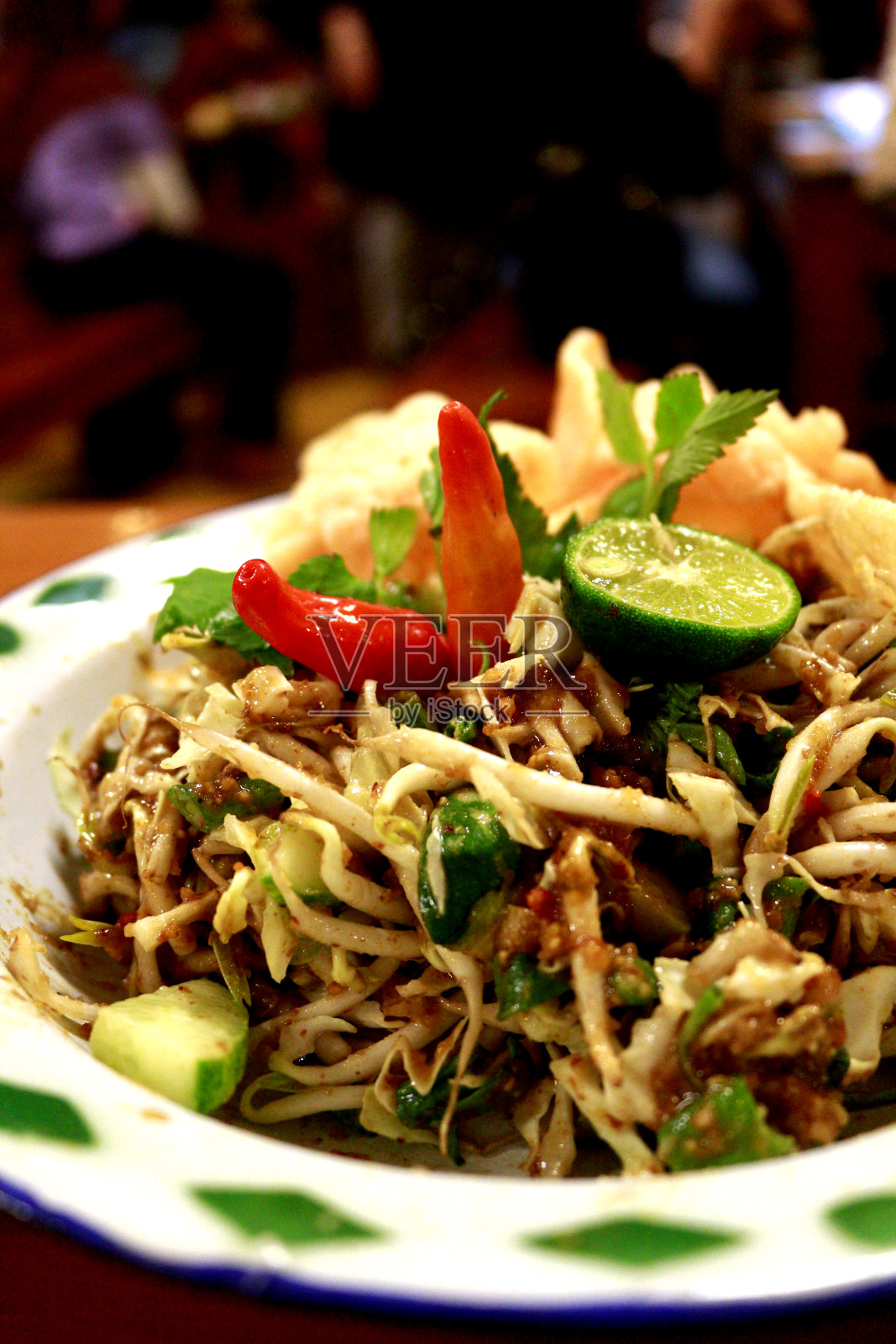 蔬菜沙拉配花生酱照片摄影图片