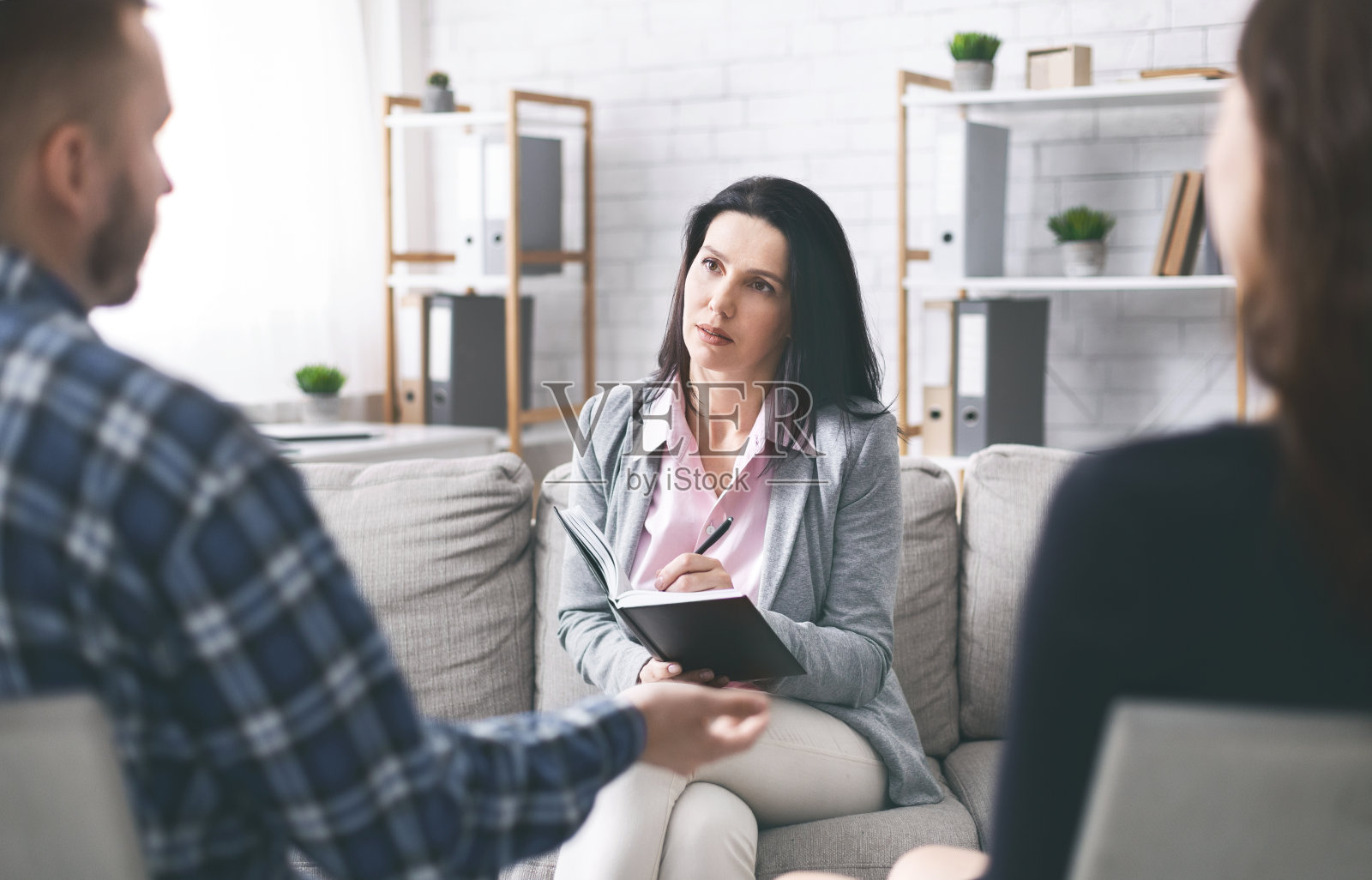专业人士撰写关于已婚夫妇的报告照片摄影图片