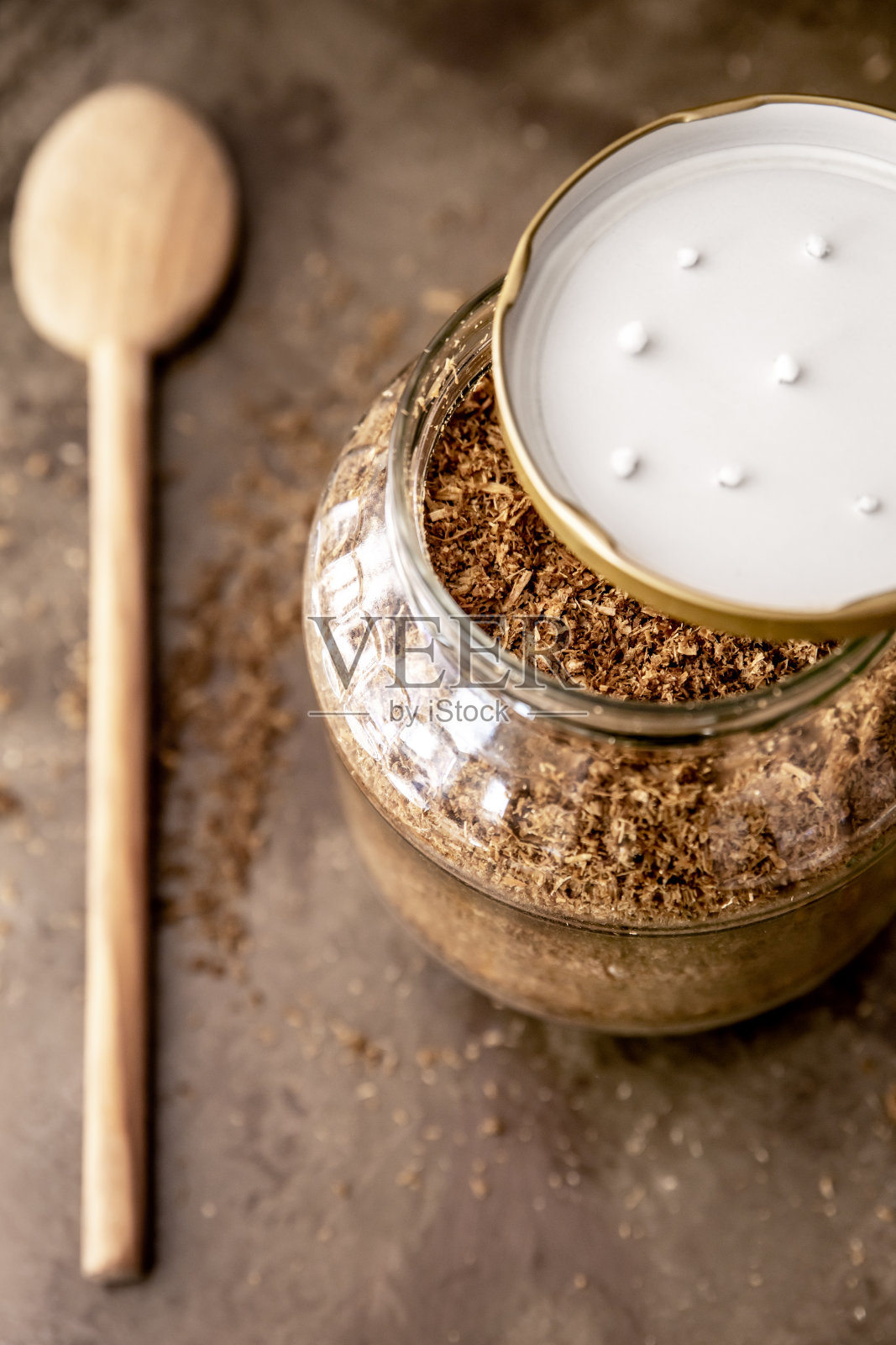 准备结实，菌丝体接种于基质上，菌丝体培养和栽培供家用照片摄影图片