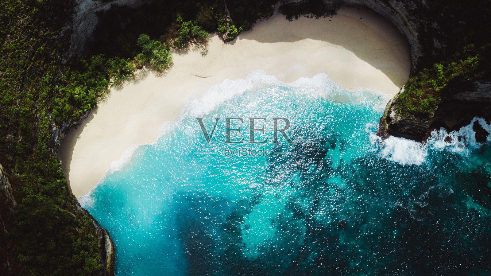 鸟瞰图的美丽隐藏海滩和悬崖努沙佩尼达岛，巴厘岛，印度尼西亚照片摄影图片