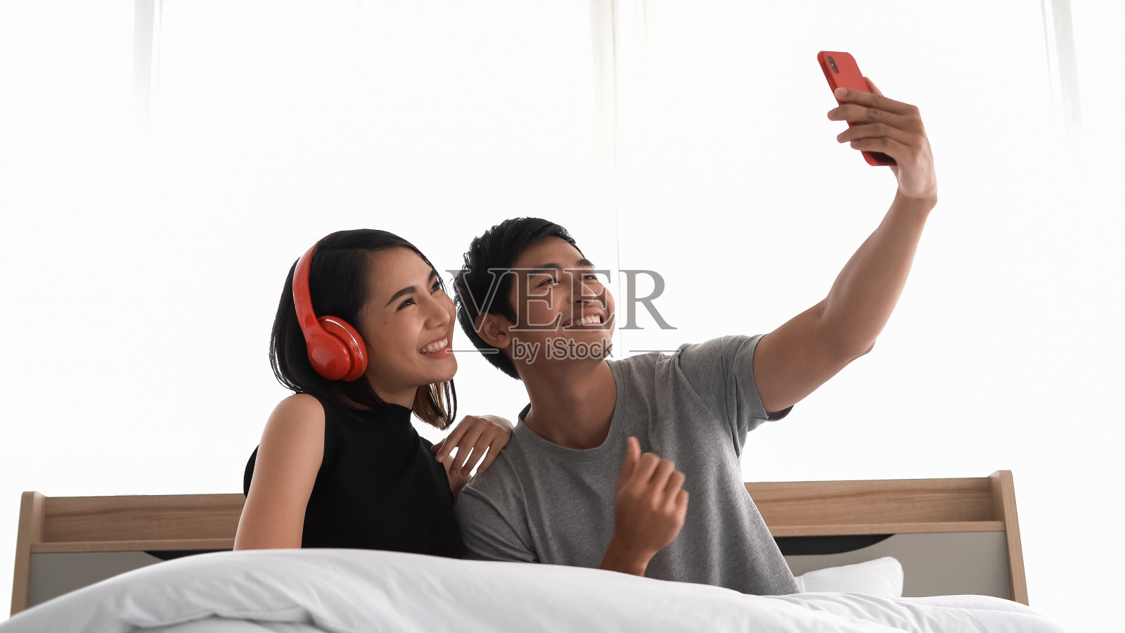 年轻夫妇使用他们的手机照片摄影图片