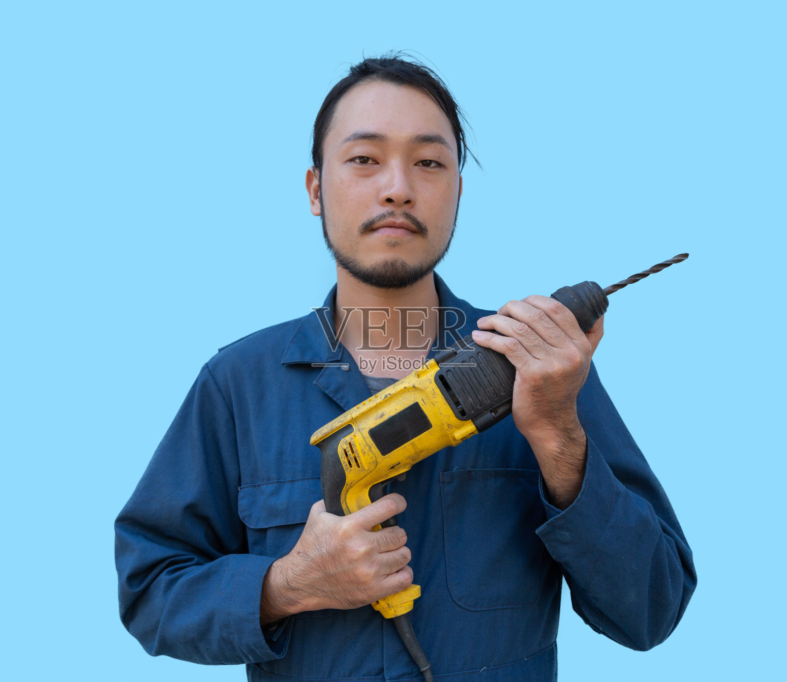 手持电钻的亚洲技工肖像照片摄影图片