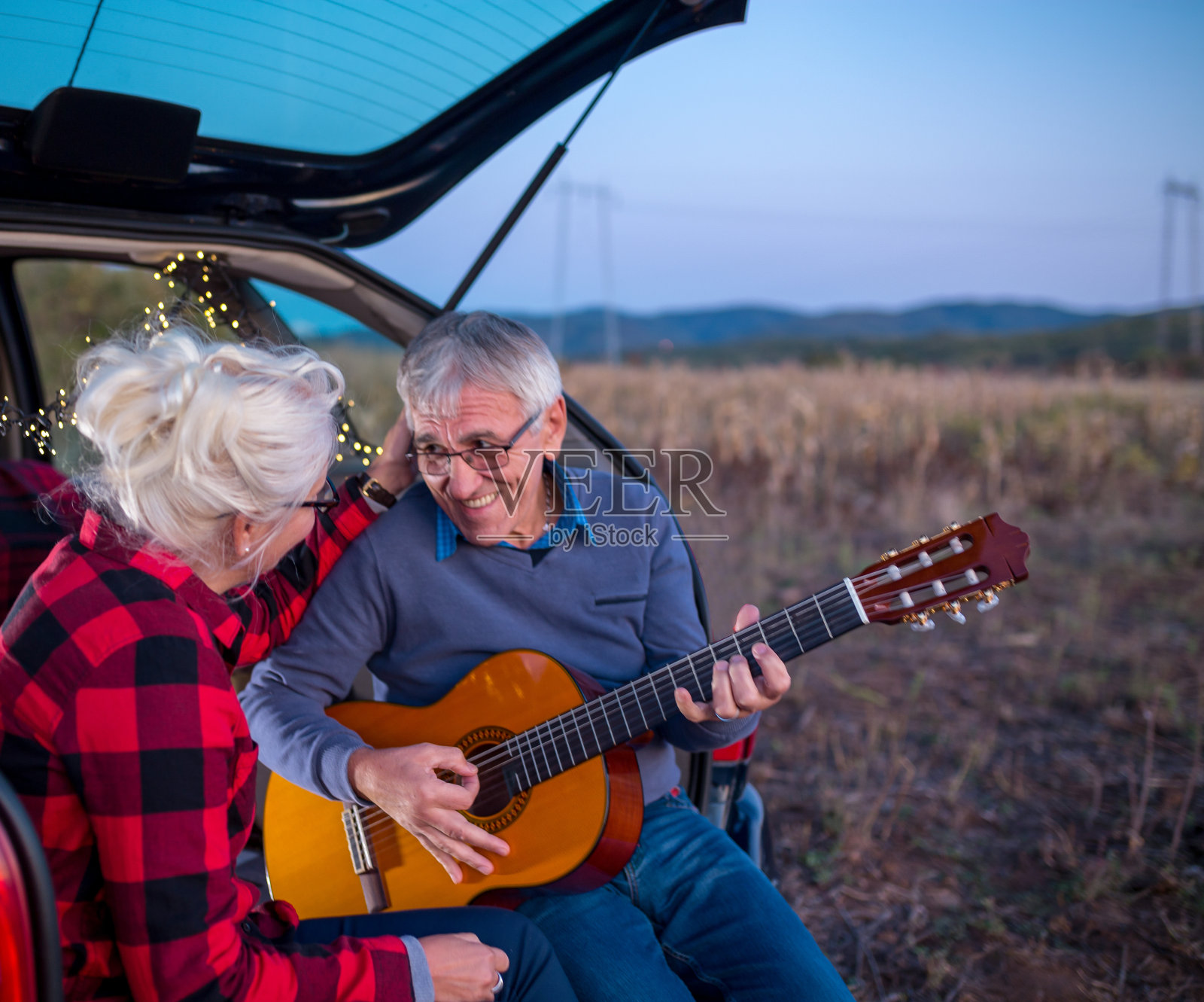 老年夫妇在户外开车照片摄影图片