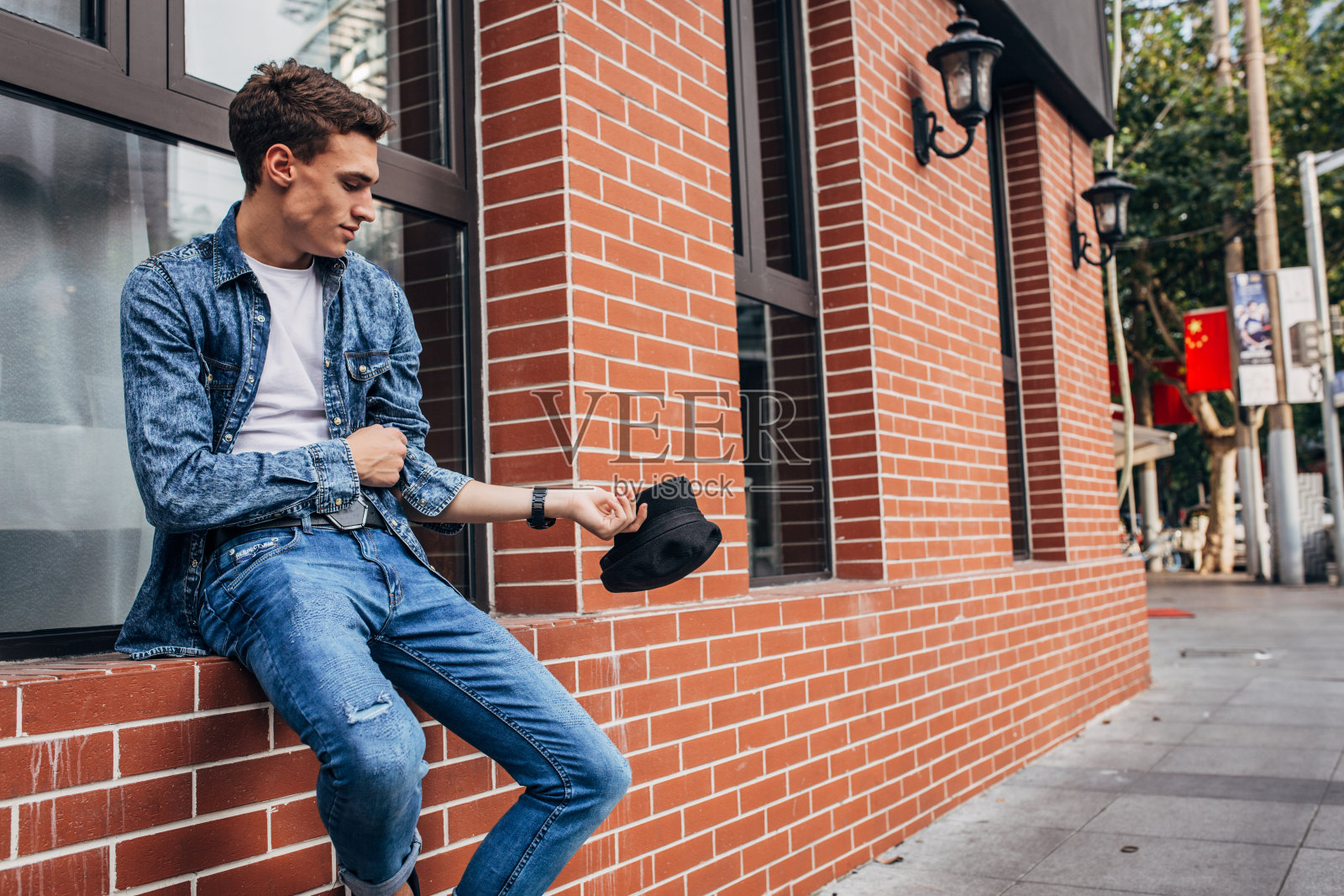 坐在窗边的家伙照片摄影图片