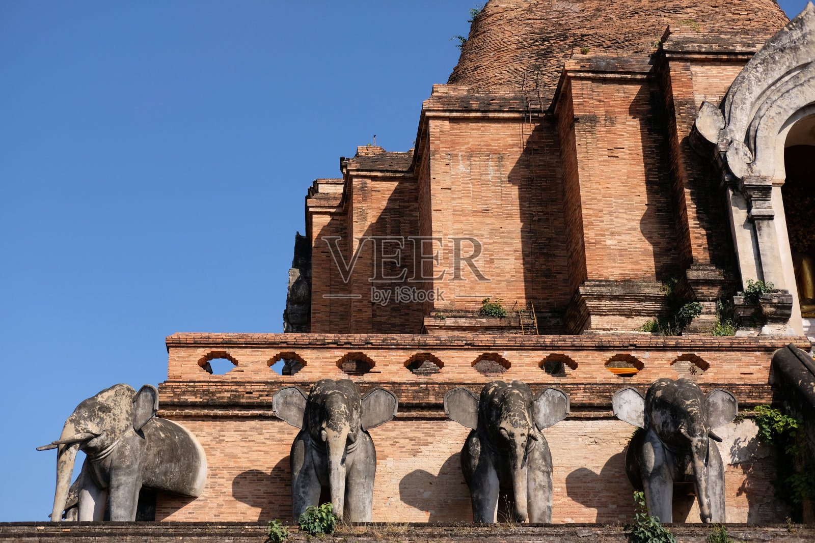 泰国寺庙中的古老宝塔照片摄影图片