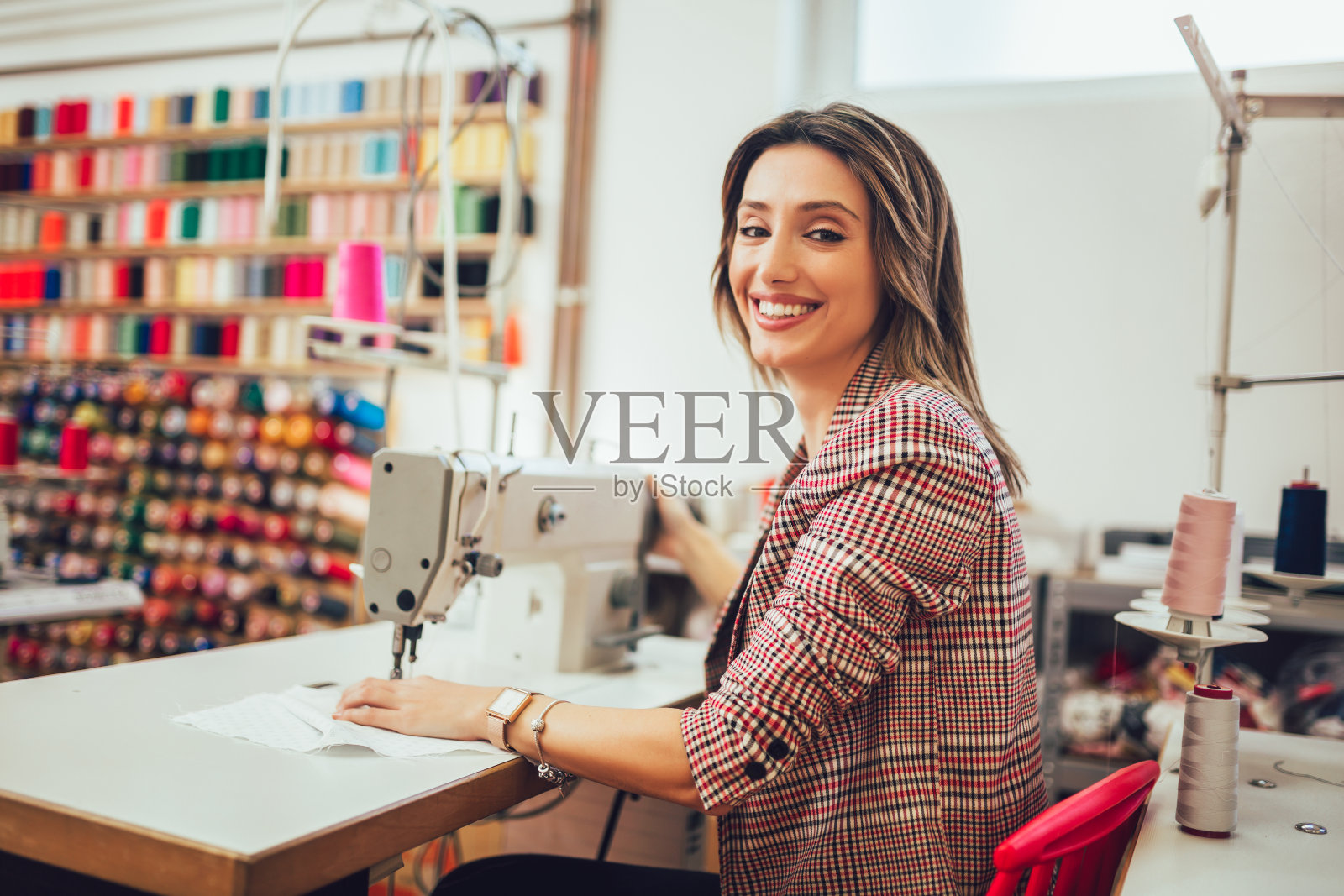 用缝纫机工作的女裁缝照片摄影图片