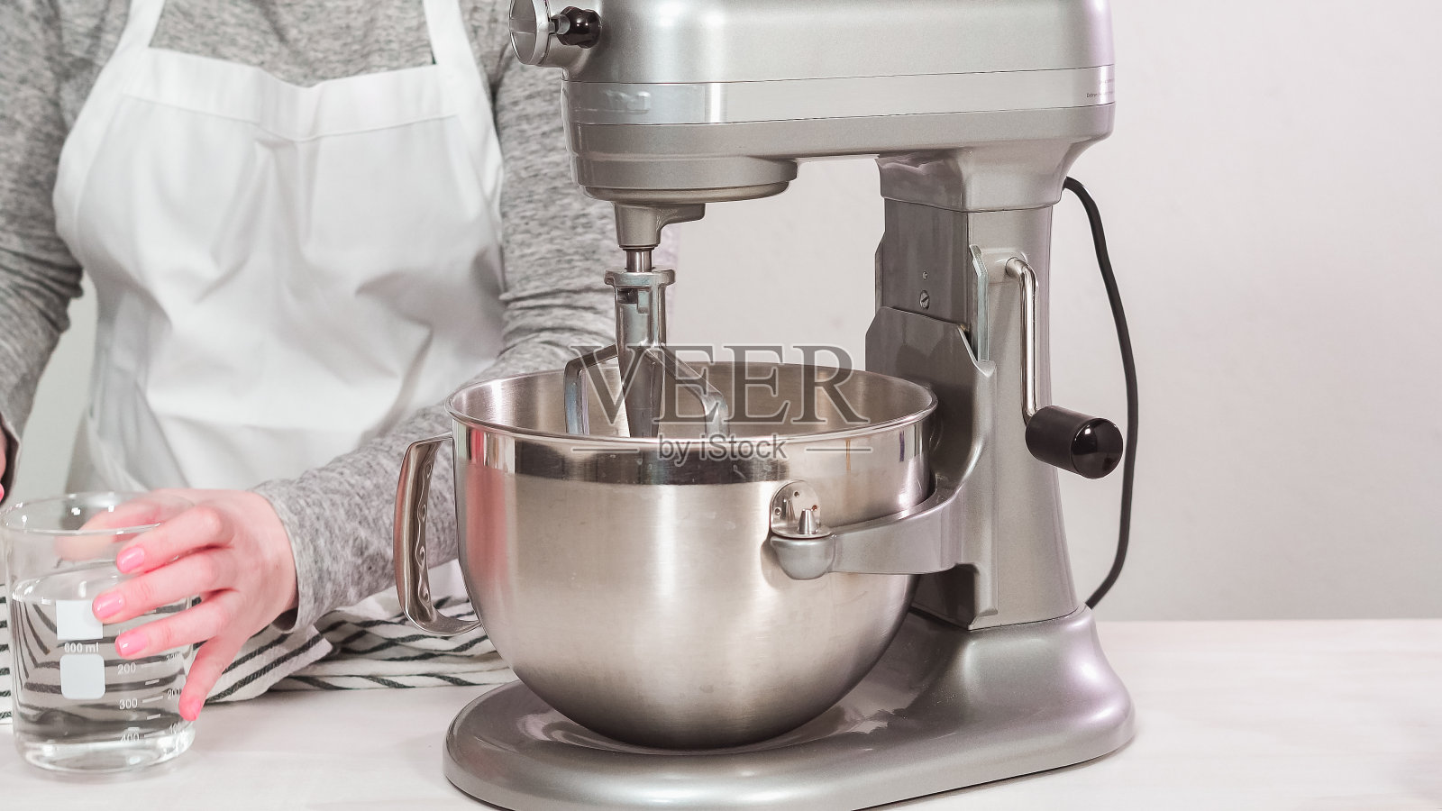 用电动厨房搅拌器搅拌皇家糖霜照片摄影图片