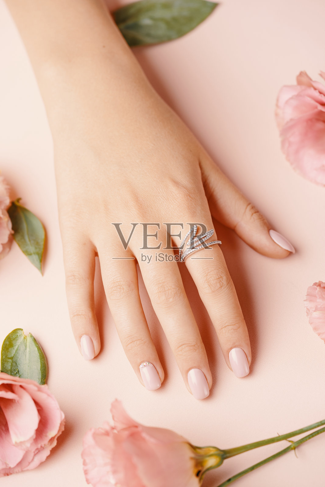 女士手指上的戒指照片摄影图片