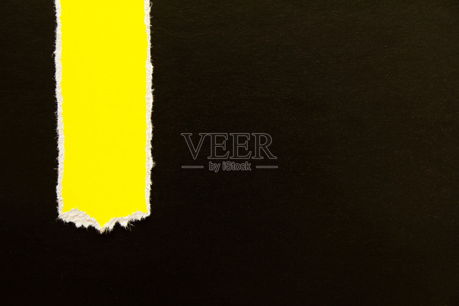 黑色撕裂硬纸板与黄色垂直条纹纹理背景。可用于文本。照片摄影图片