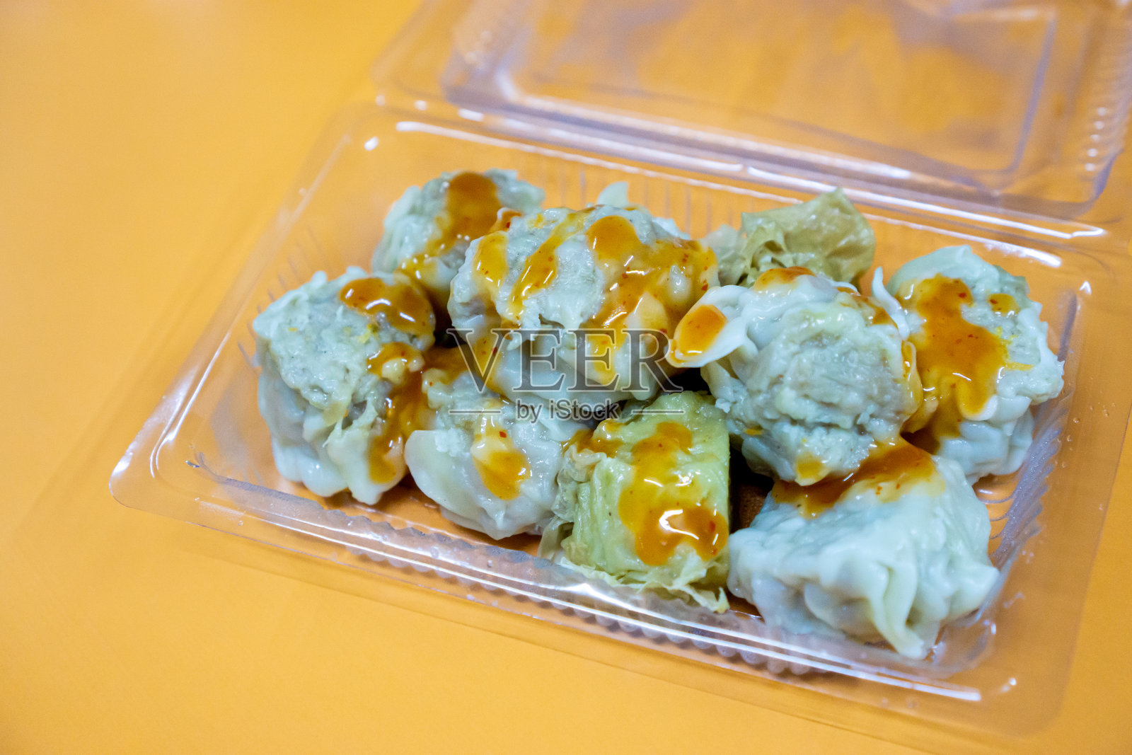 印尼街头小吃透明盒点心照片摄影图片