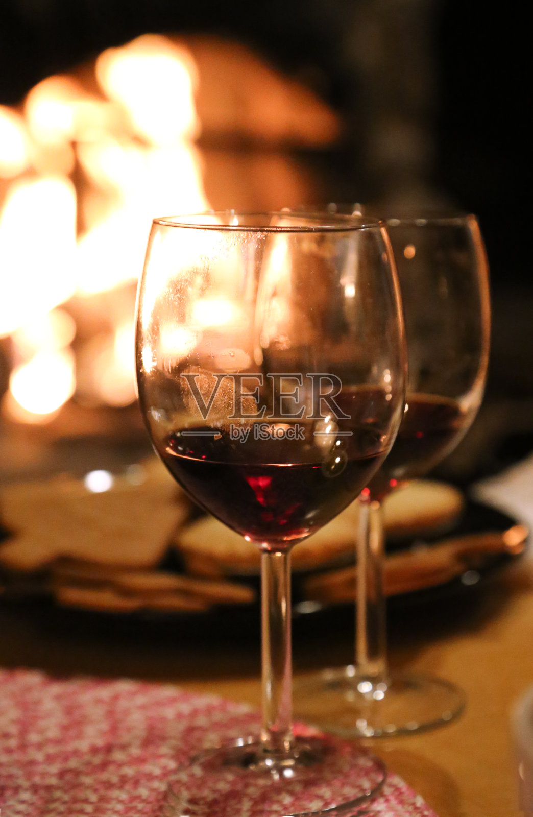 壁炉边放着酒杯照片摄影图片