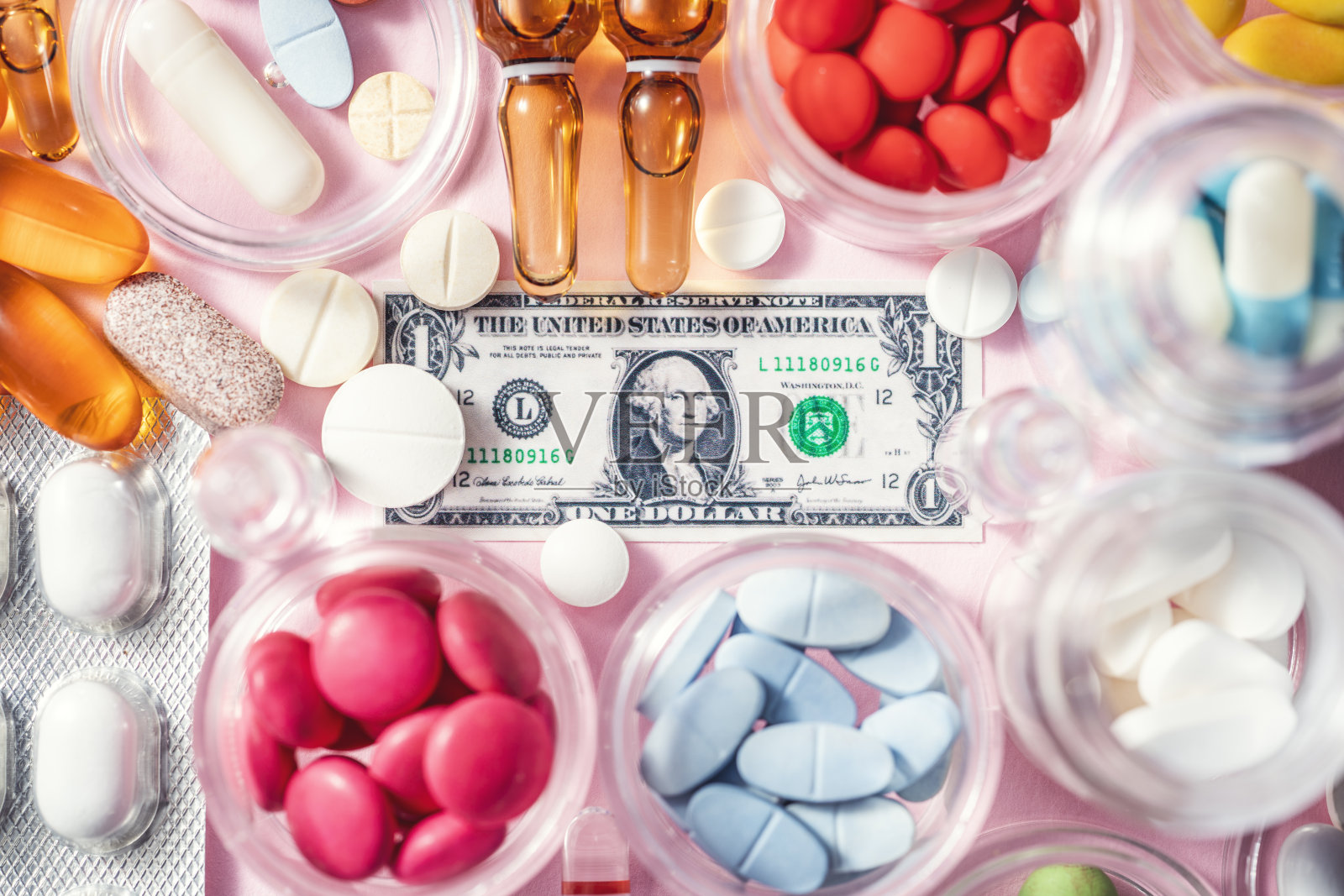 药品和一美元钞票照片摄影图片