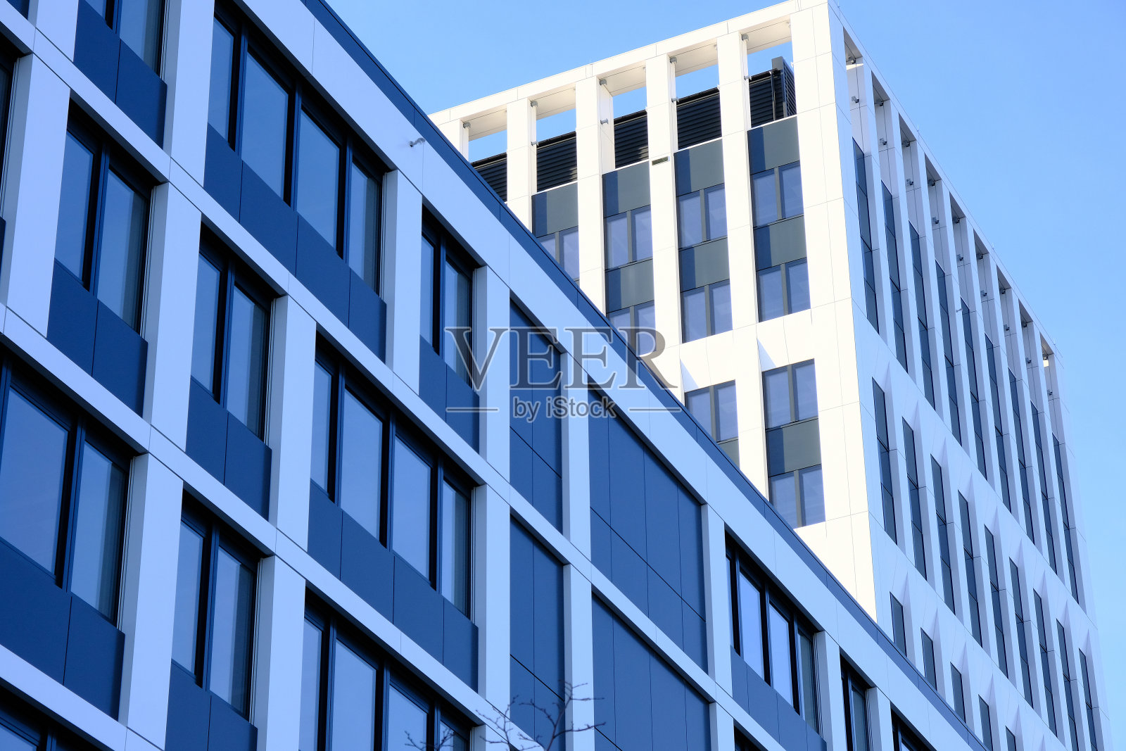 在一个新的当代商业中心，两座现代办公大楼的立面。照片摄影图片