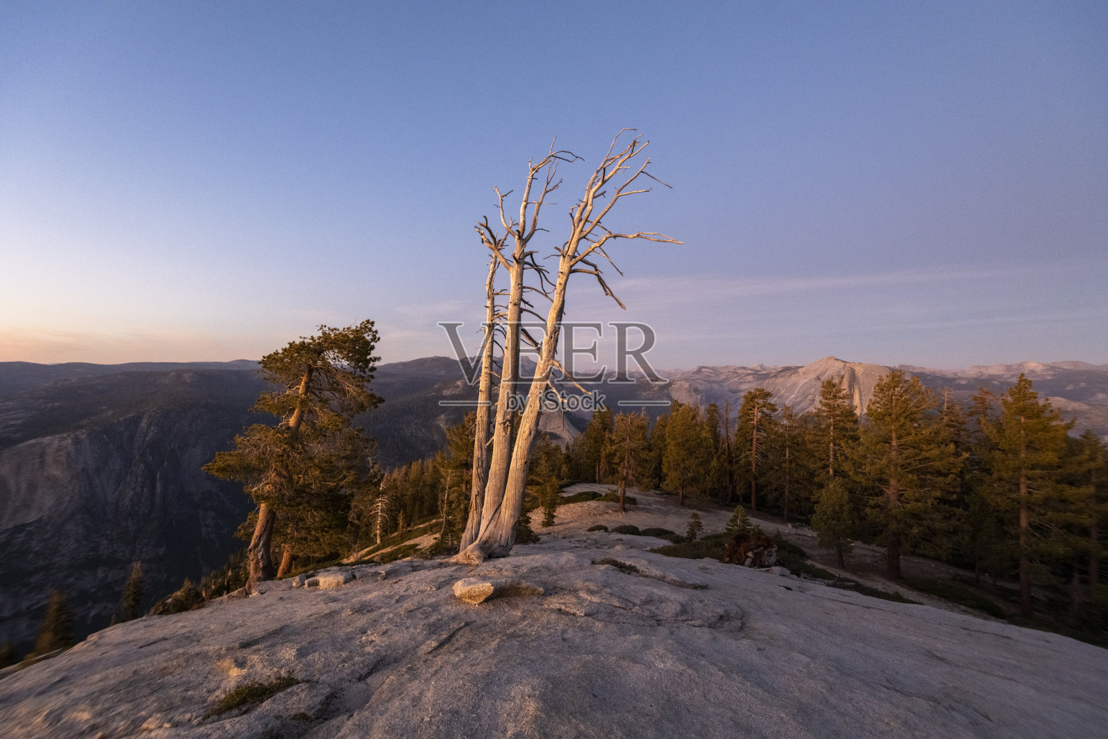 日落时分，从约塞米蒂的哨兵圆顶上俯瞰照片摄影图片