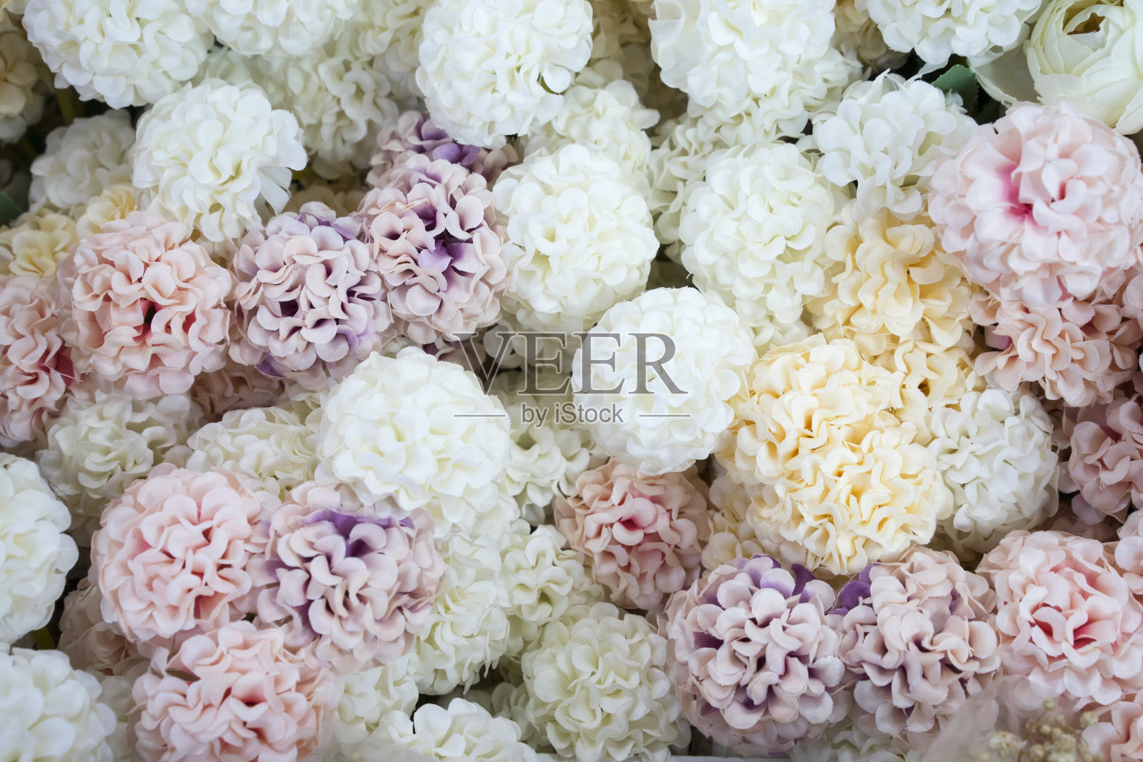 市场摊位上的人造花照片摄影图片